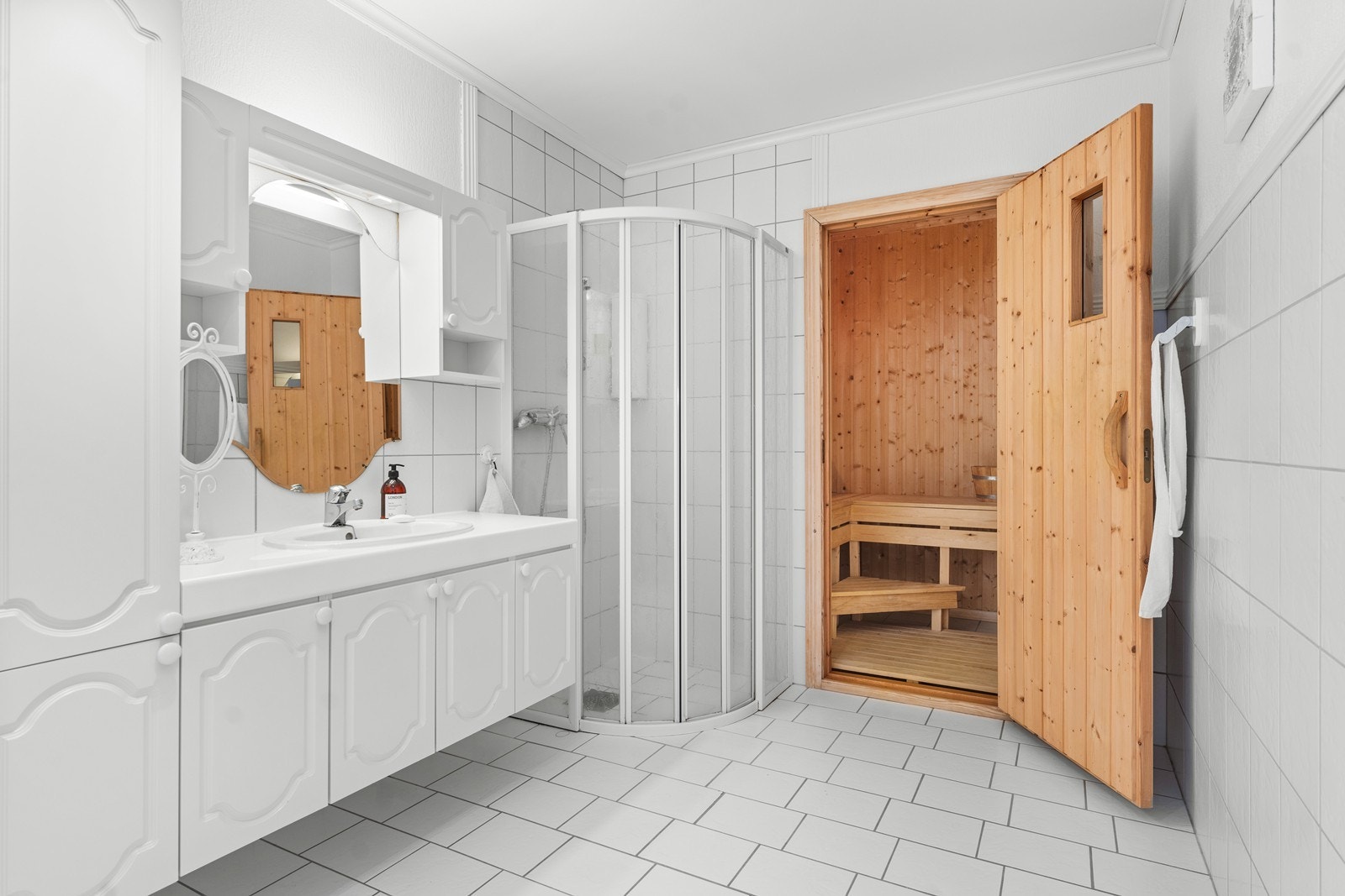 Badet i første etasjen har badstue. Galleribilde