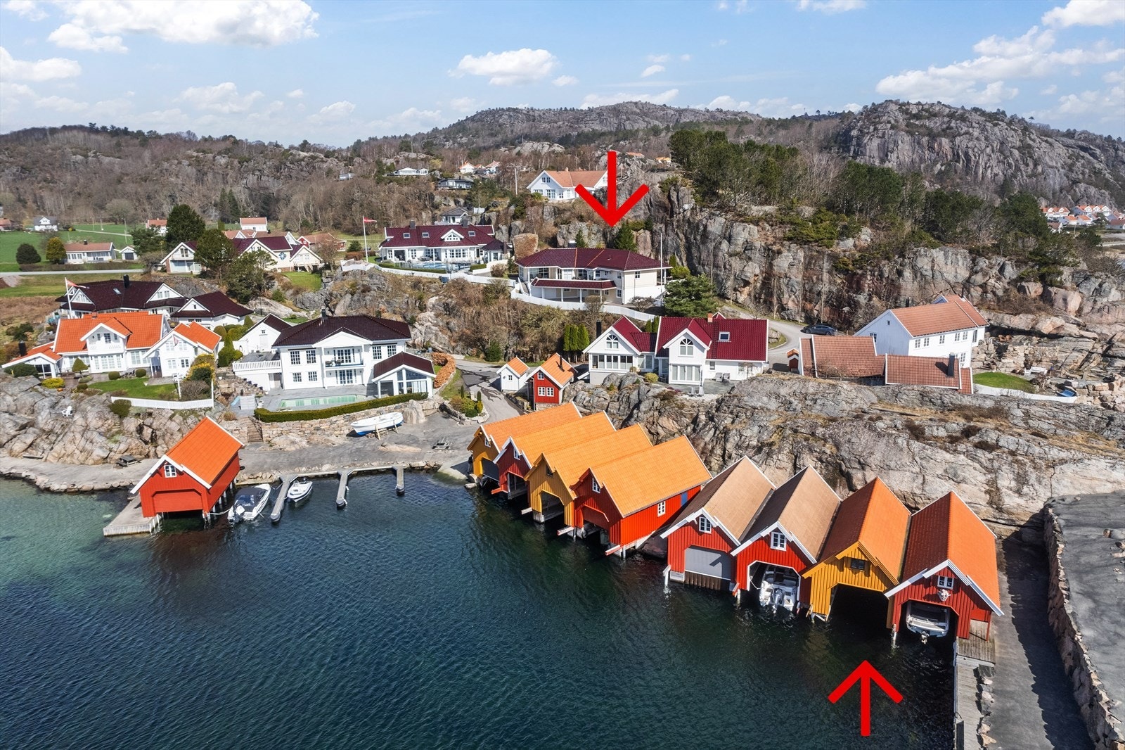 Stor enebolig med hage, båthus m/loft og båtplass på felles brygge. Galleribilde