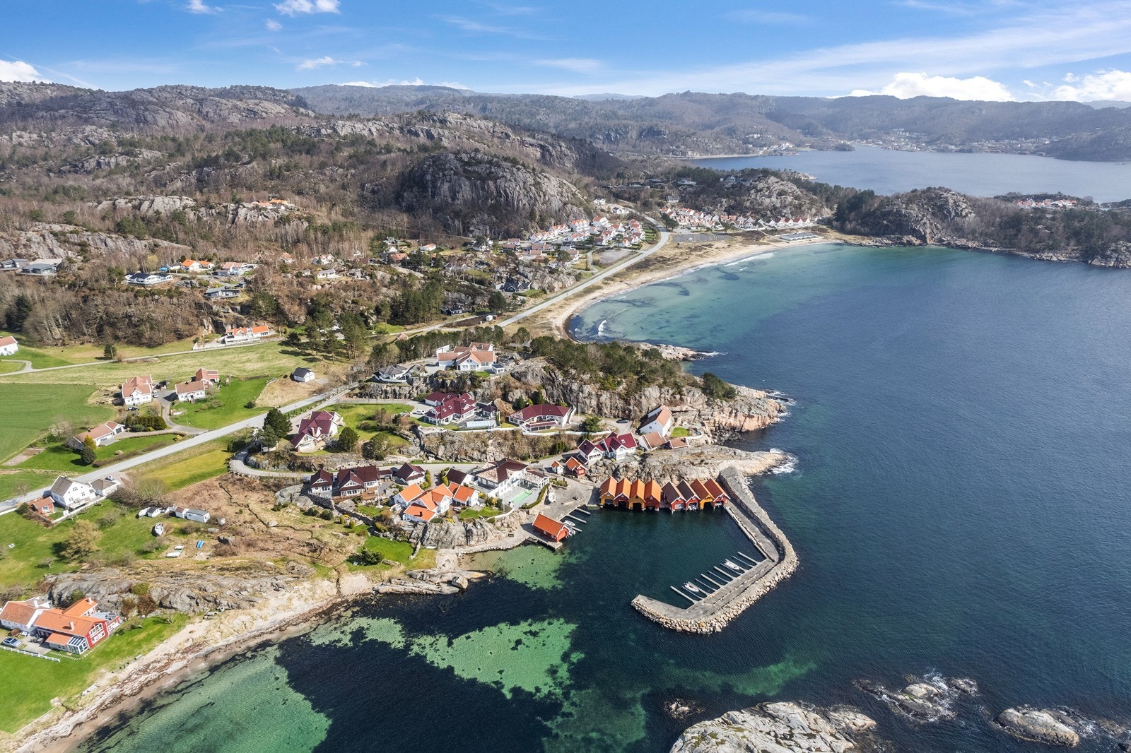 Glapsalen boligområde midt i bildet; i bakgrunnen til høyre er Njervesanden. Galleribilde