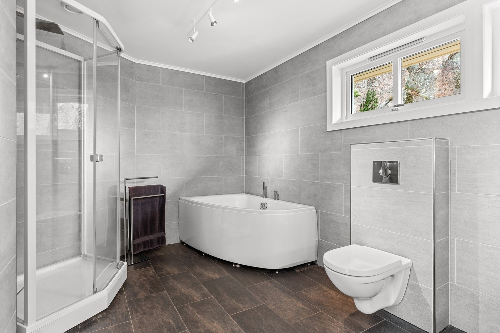 Badet ble fornyet av fagfolk i 2014 med bla. varmekabler, fliser, nytt VVS utstyr og baderomsinventar. Galleribilde