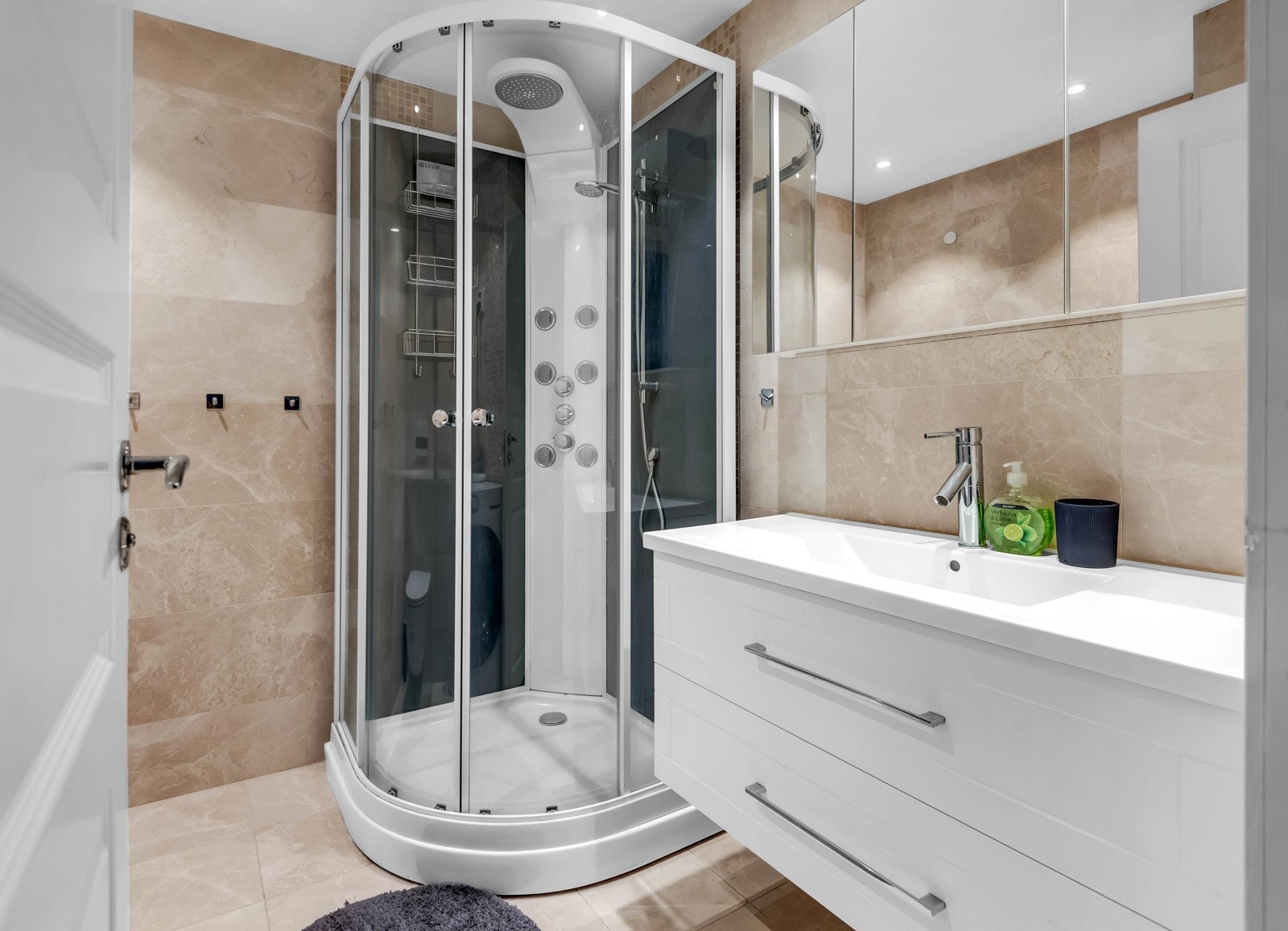 Baderom 1 med 90X90 dusjkabinett og gulvvarme Galleribilde