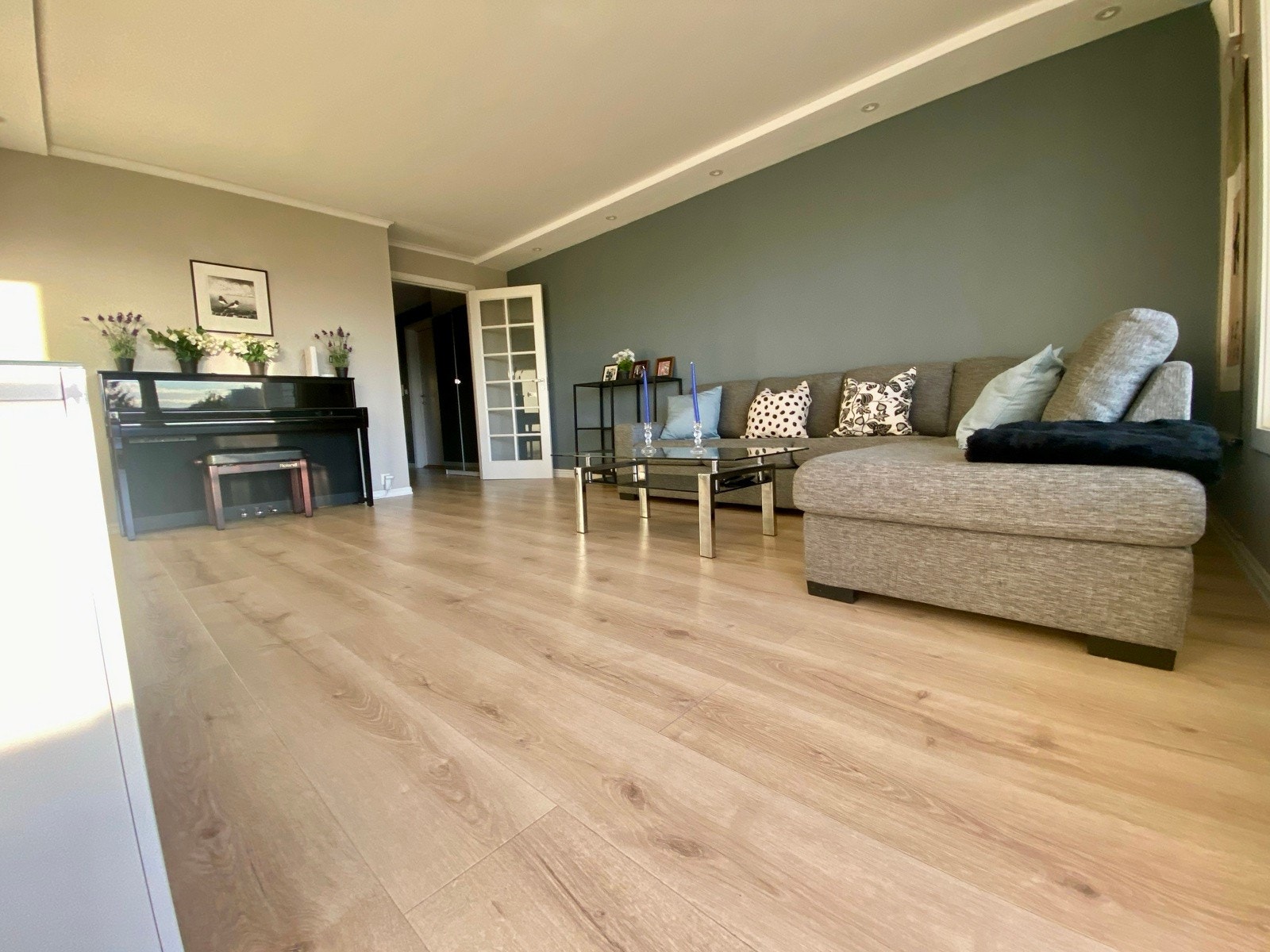 Stue med utgang til balkong med utsikt og ingen gjenboere. Galleribilde