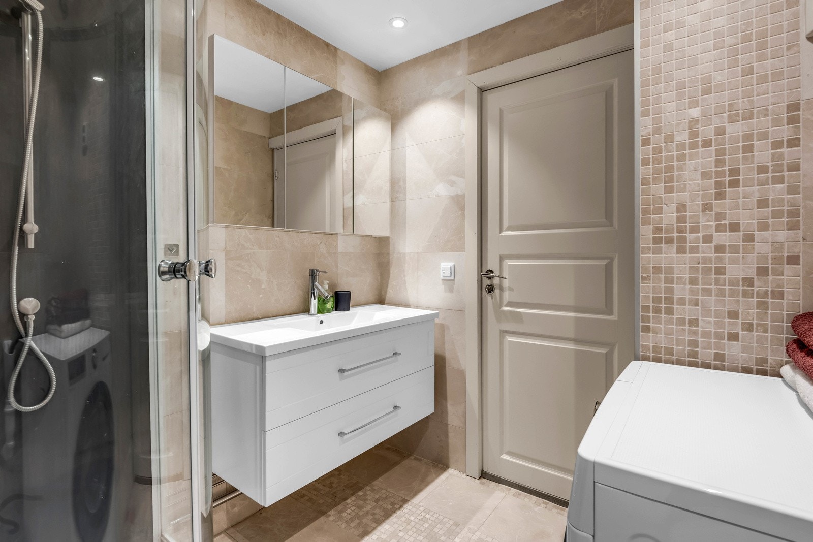 Badet er nylig oppgadert med bla. moderne baderomsmøbler Galleribilde