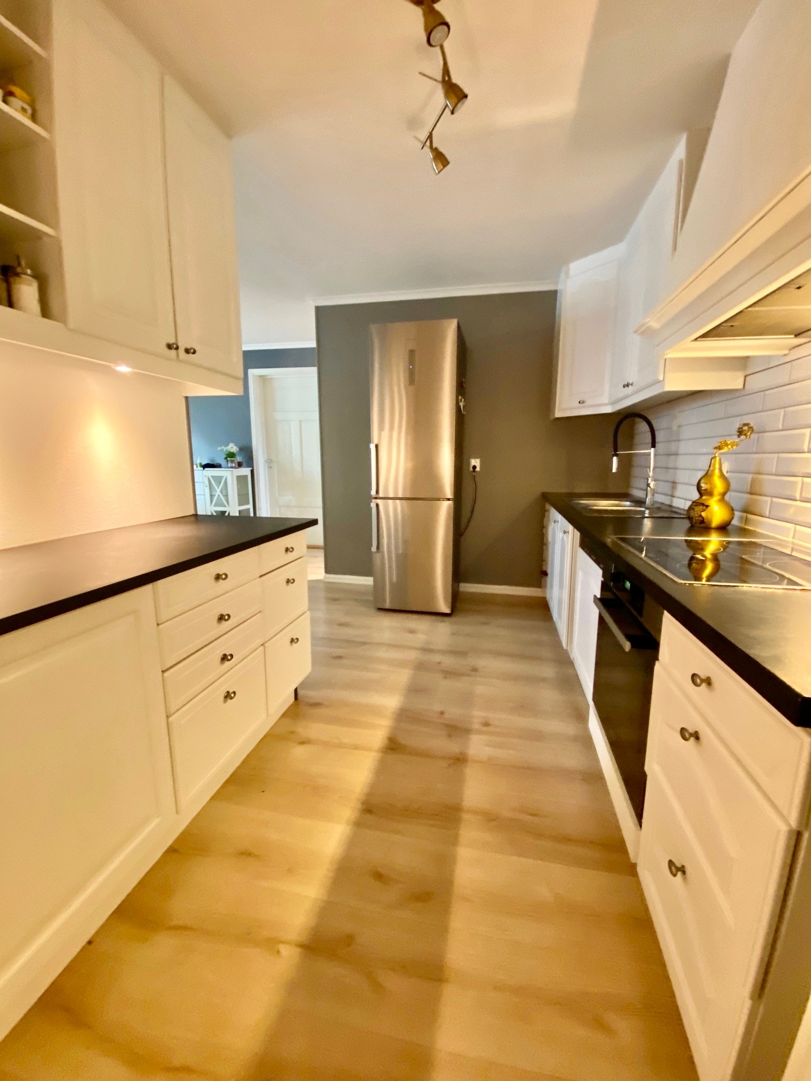 Kjøkken med mye skapplass og tilgang til spisestue Galleribilde