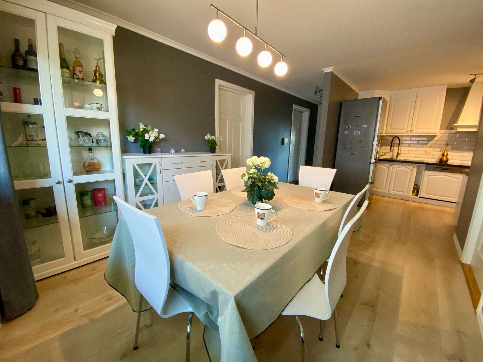 Romslig spisestue med plass til stort spisebord. Galleribilde