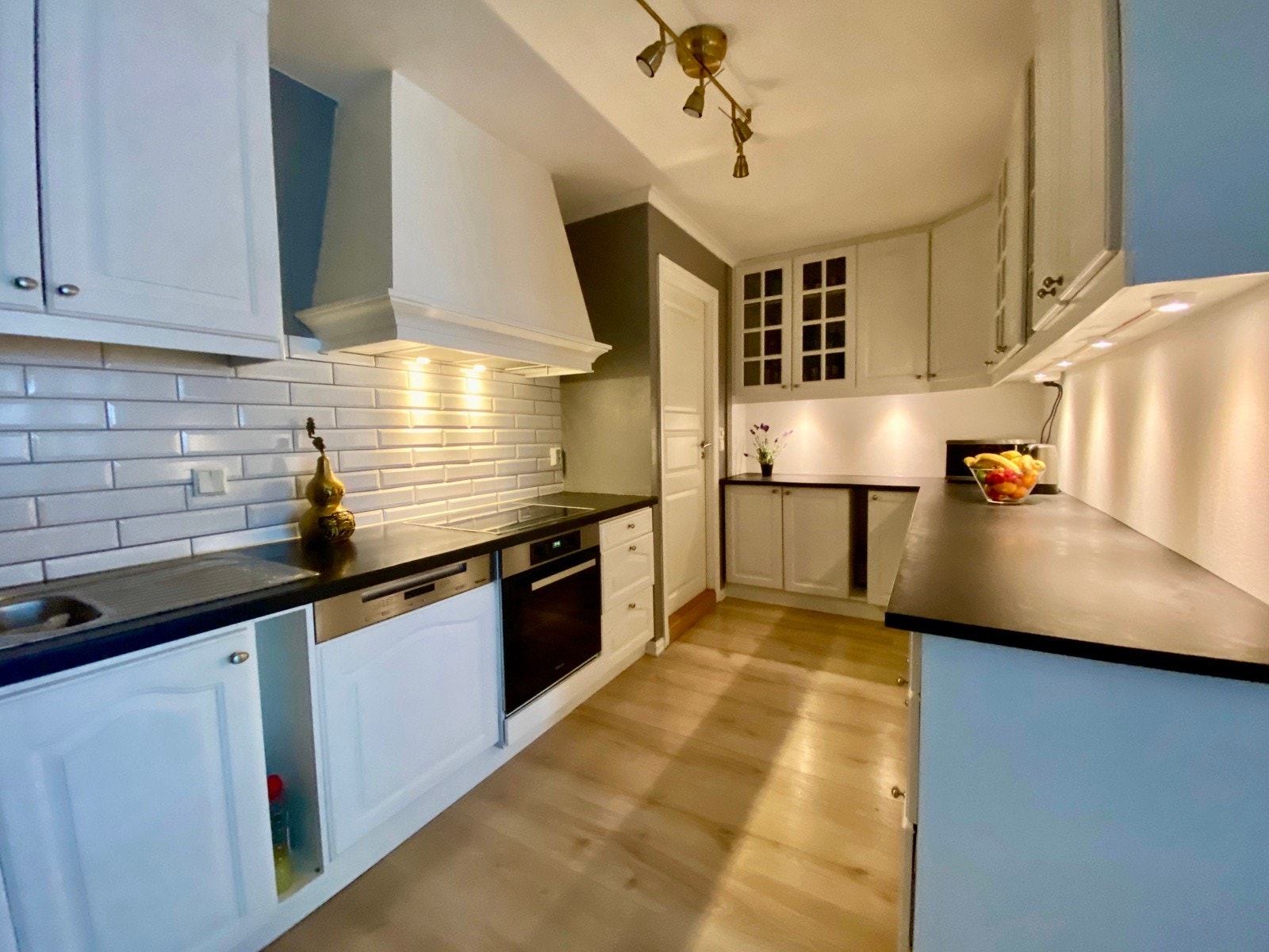 Stort kjøkken med mye benkeplass Galleribilde