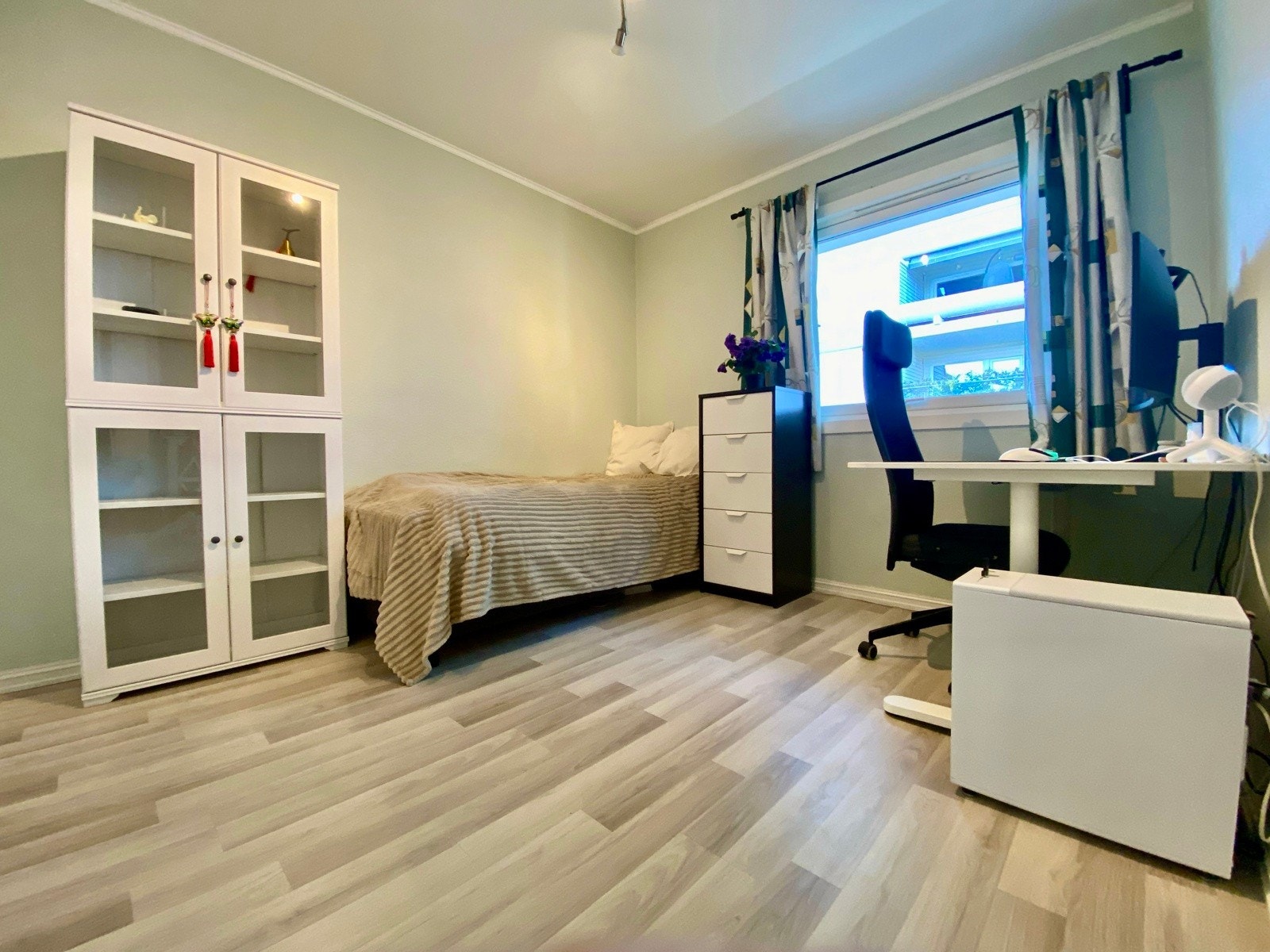 Soverom 2 med skyvedørsgarderobe Galleribilde