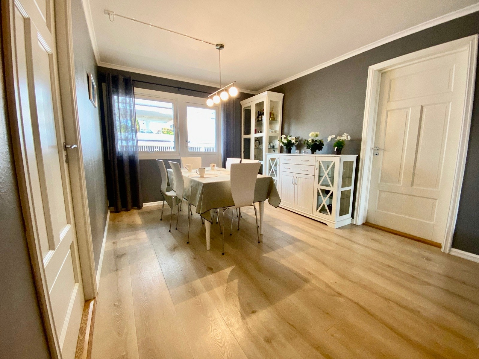 Spisestue med utgang til boligens andre balkong Galleribilde