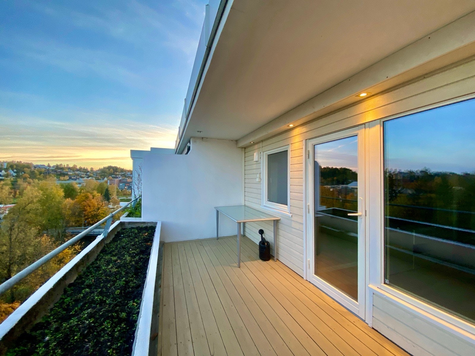 Balkong med plass til sofa og spisegruppe Galleribilde