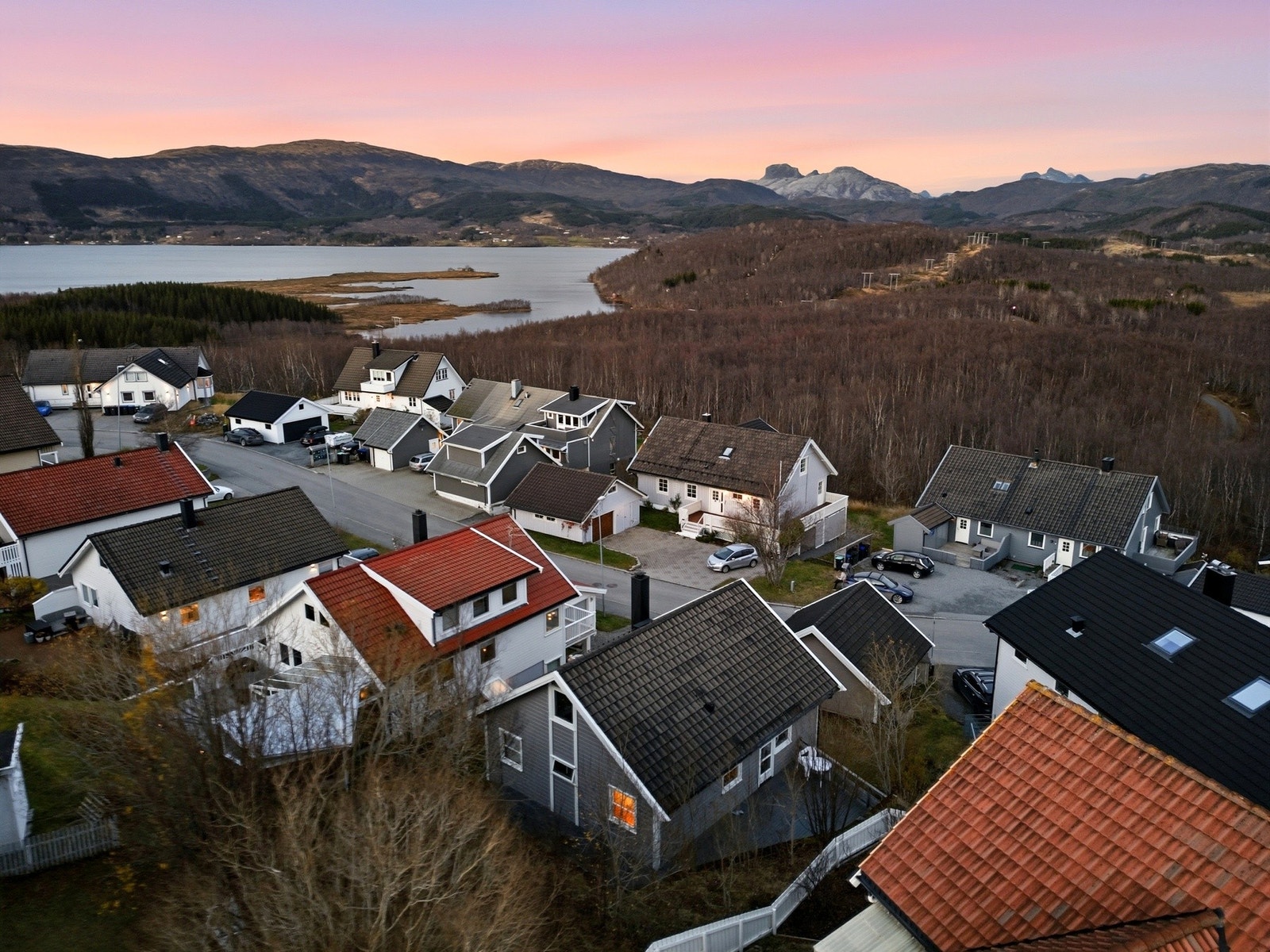 Fin utsikt mot Soløyvannet Galleribilde