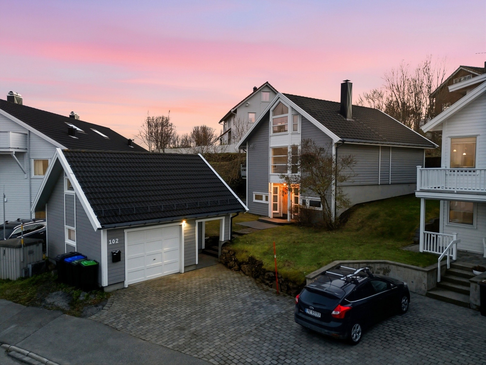Parkering i romslig garasje samt i forkant av boligen. Galleribilde