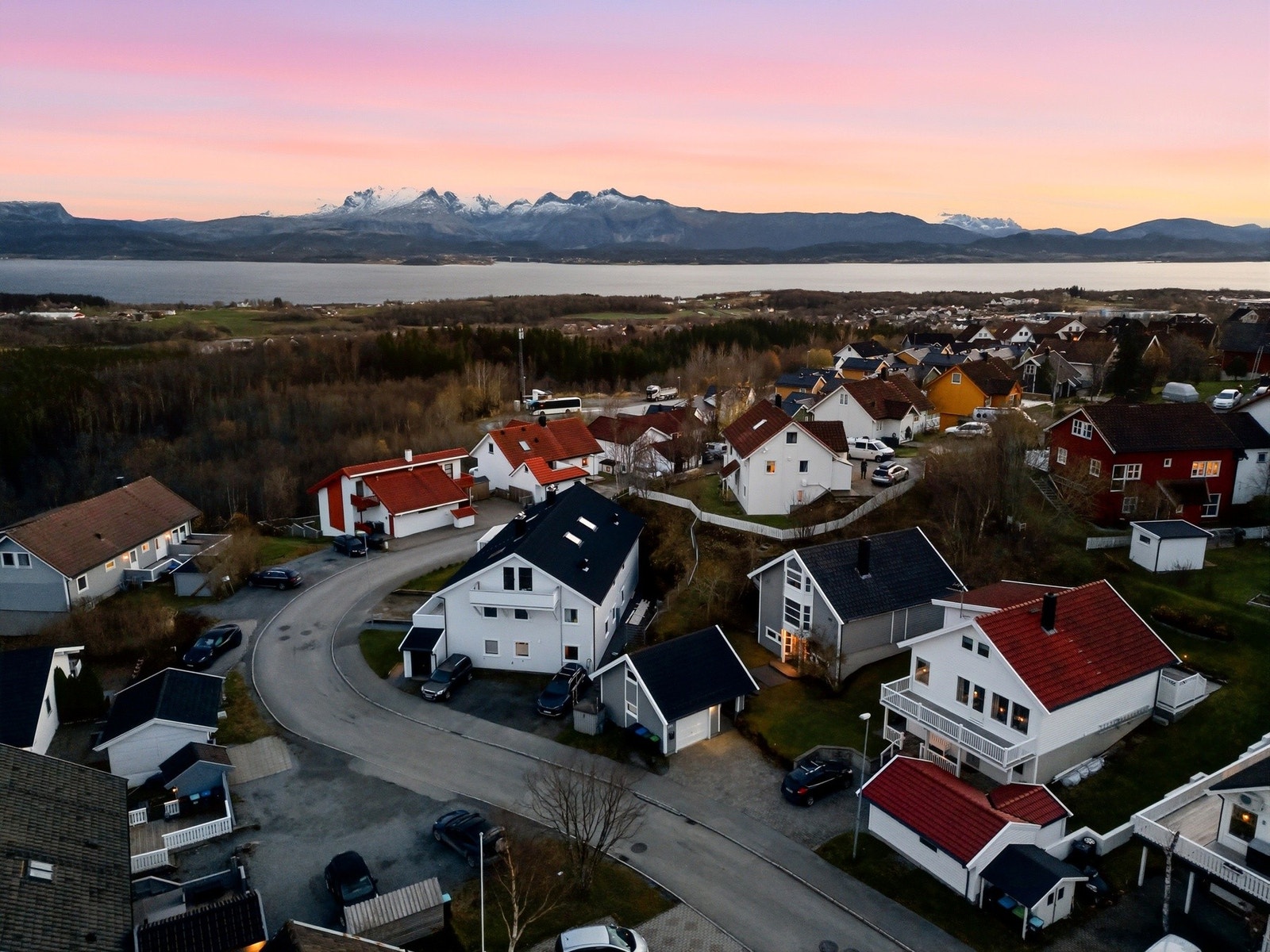 Boligen ligger i et godt etablert område med kort vei til marka Galleribilde