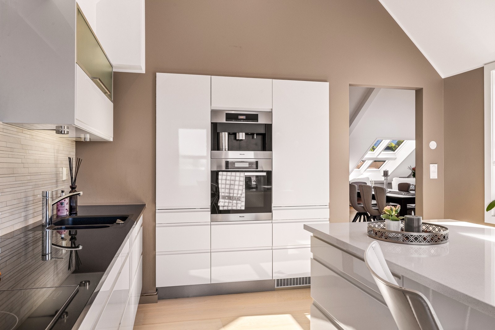 - Av hvitevarer kan det nevnes integrert ovn med pyrolyse, kaffemaskin, oppvaskmaskin, kjøleskap, vinskap og platetopp med induksjon (80 cm) - Galleribilde