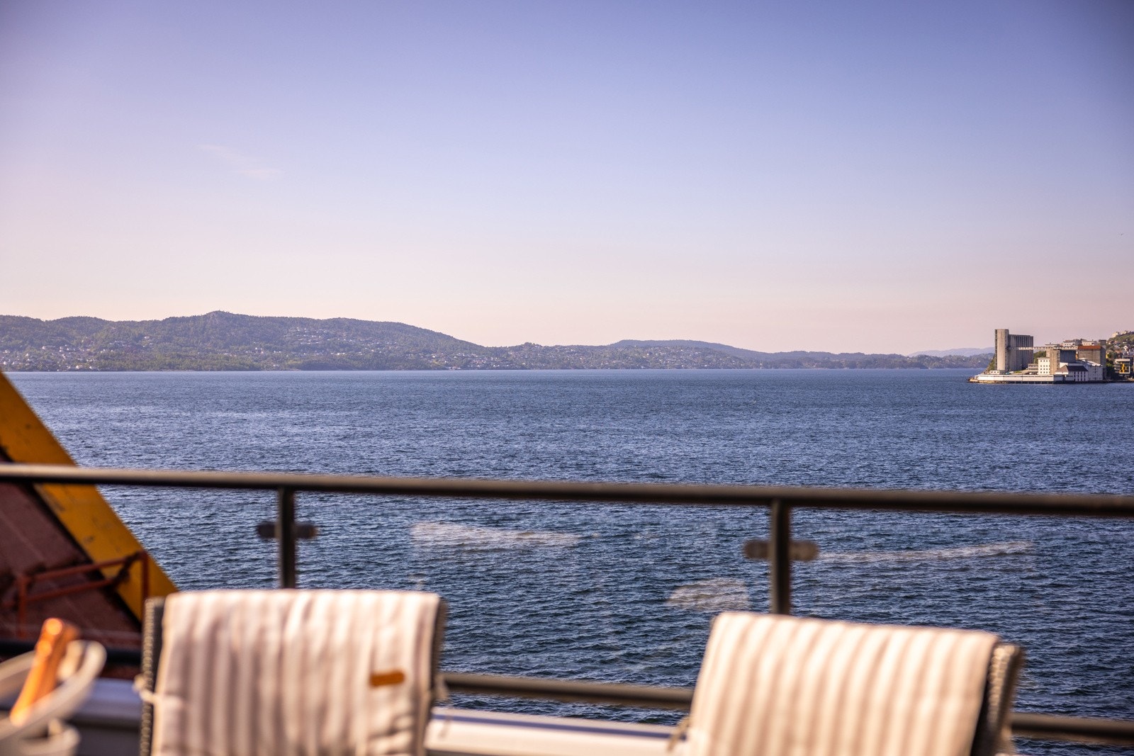 - Om sommeren er det sol på terrassen fra morgenen av. Solen kommer over taket, og det blir sol på venstre side mot sjøen. Det er sol på deler av terrassen hele dagen om sommeren - Galleribilde