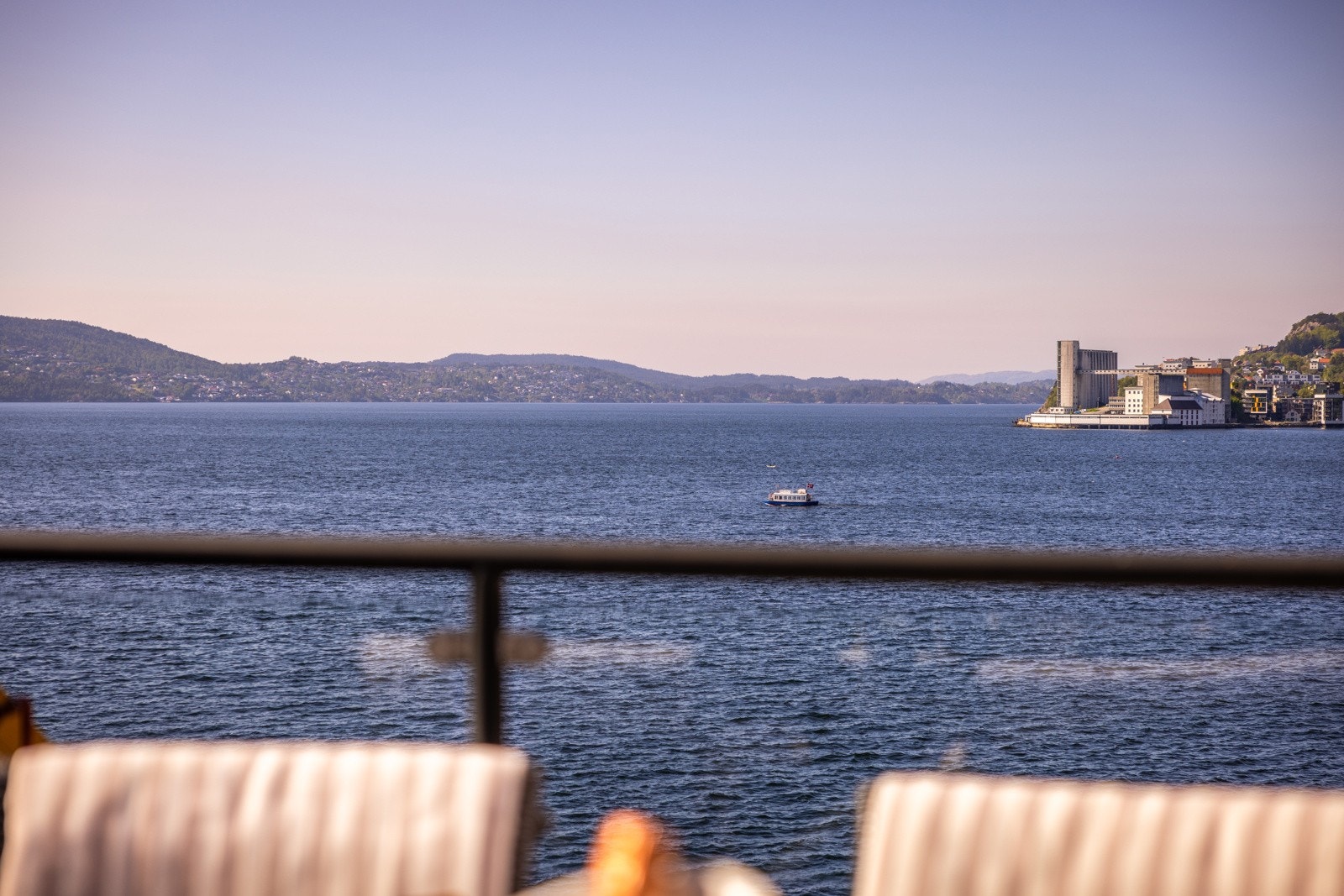 - Tettere på fjorden kommer du ikke - Galleribilde