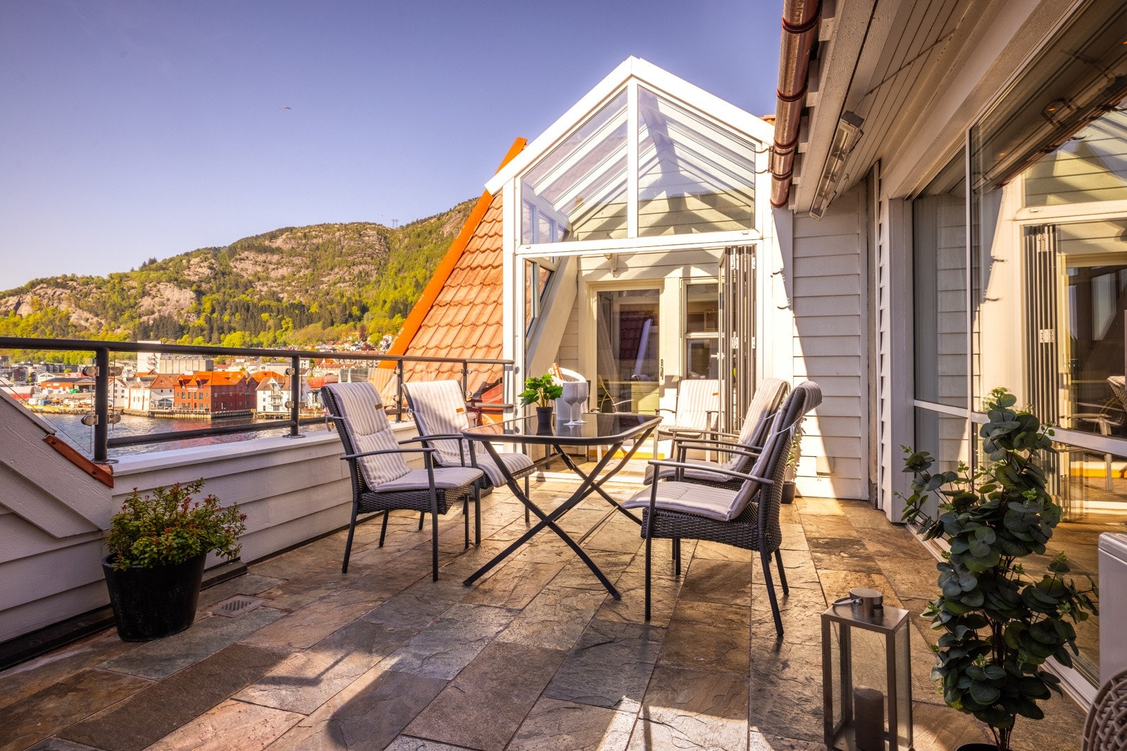 - Terrassen er på 18 kvm - Galleribilde