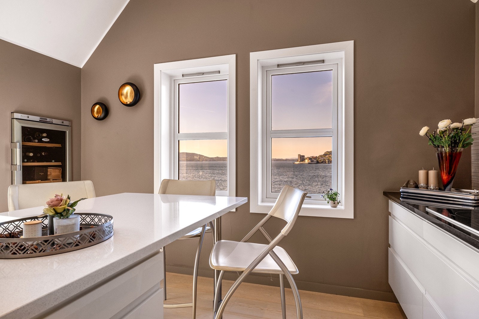 - Utsikt mot fjorden nytes fra de fleste rom - Galleribilde