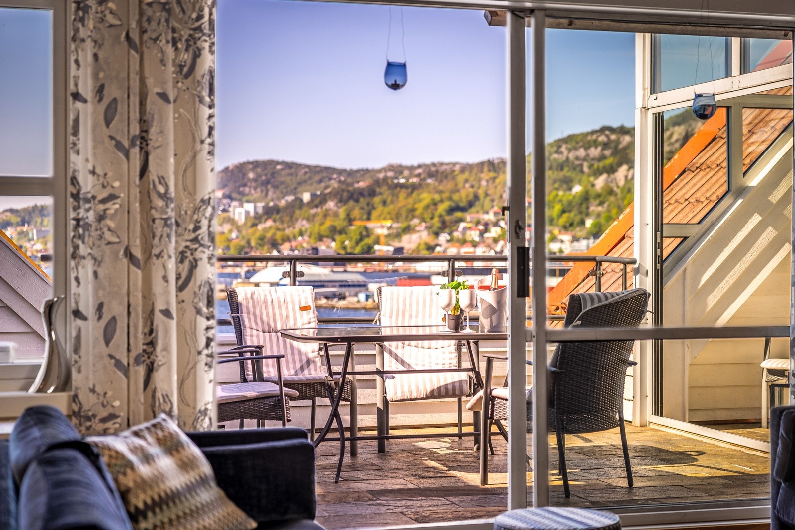 - Her bor man helt uten innsyn i maritime omgivelser med fjorden som nabo - Galleribilde