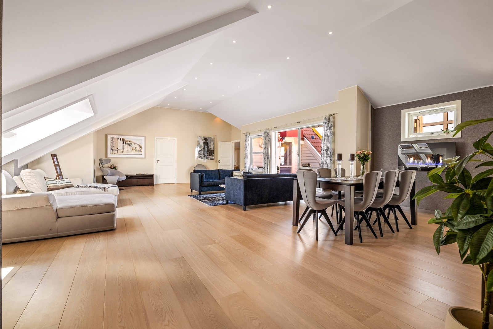 - Boligen er gjennomgående oppgradert i 2020 av Format - og fremstår som moderne, funksjonell og klar for innflytting - Galleribilde