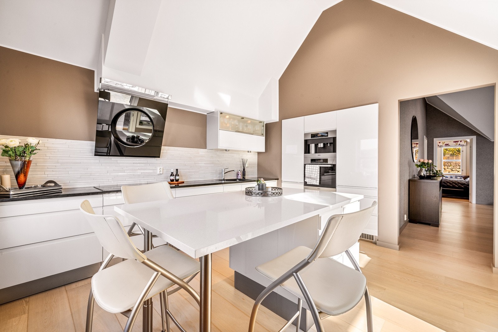 - Innredningen er tidløs- og moderne med integrerte hvitevarer - Galleribilde