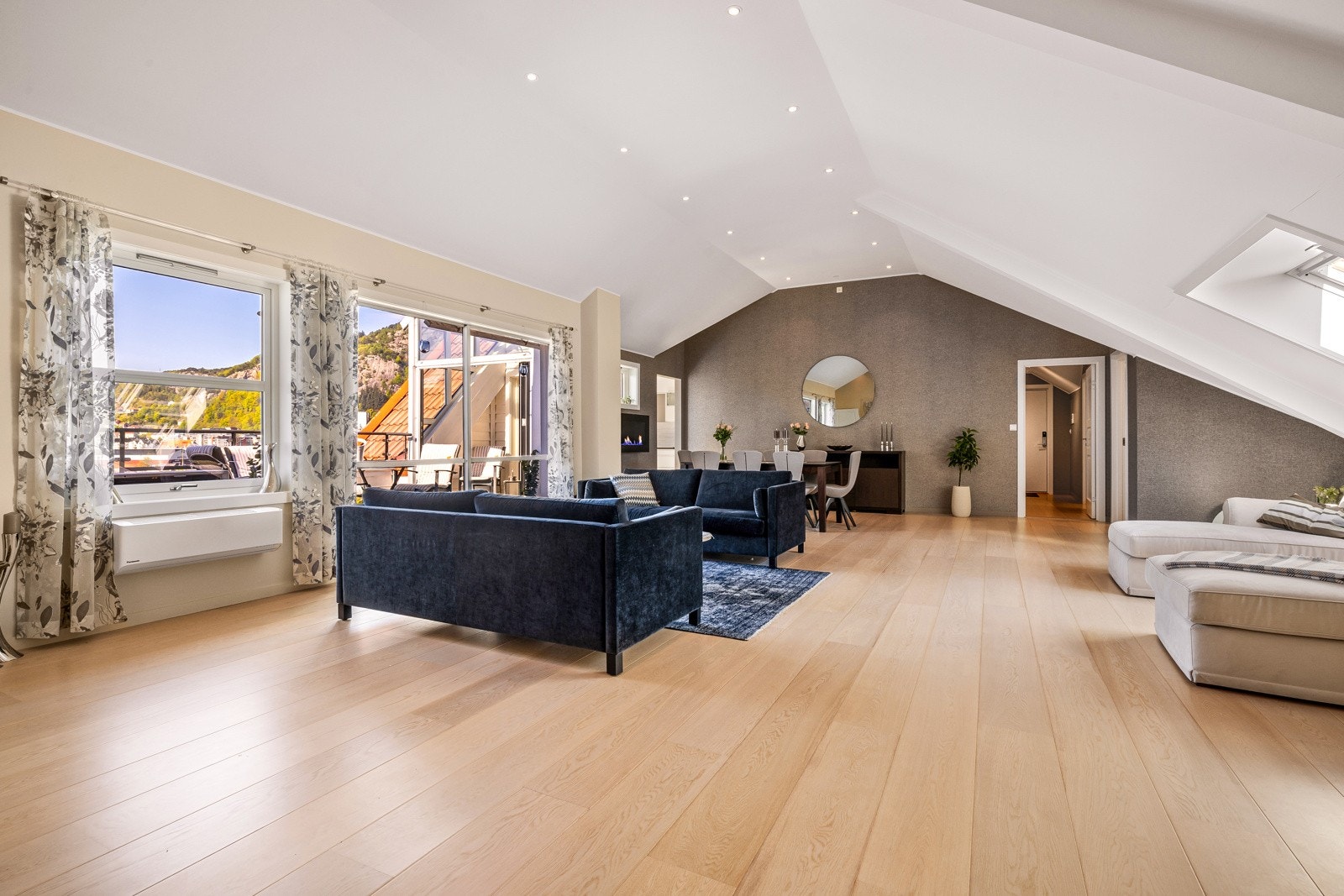 - Leiligheten har en svært romslig stue på hele 68 kvm. Åpne løsninger kombinert med ekstra god takhøyde gir en god romfølelse - Galleribilde