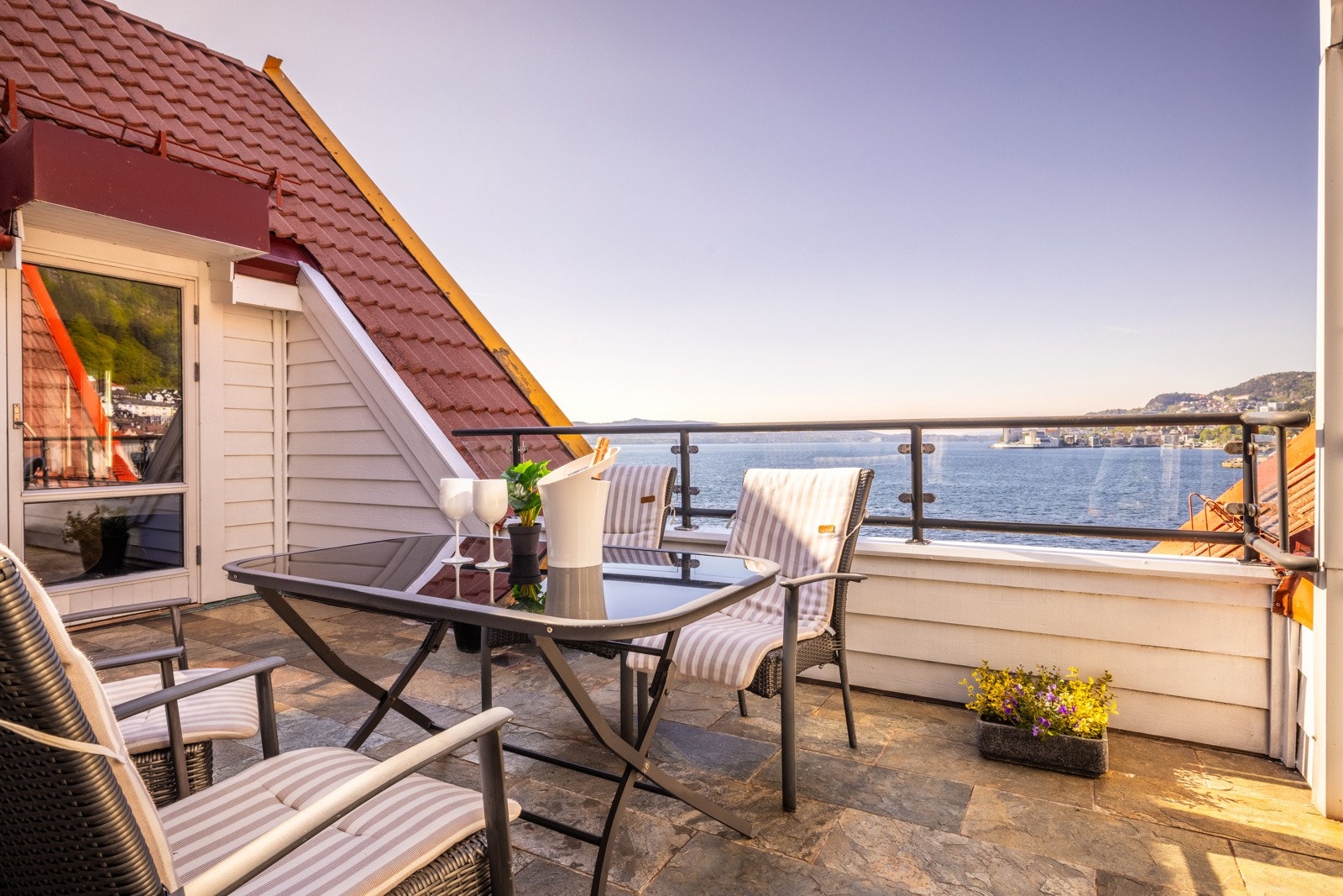 - Terrasse har god plass til utemøbler og grill - Galleribilde