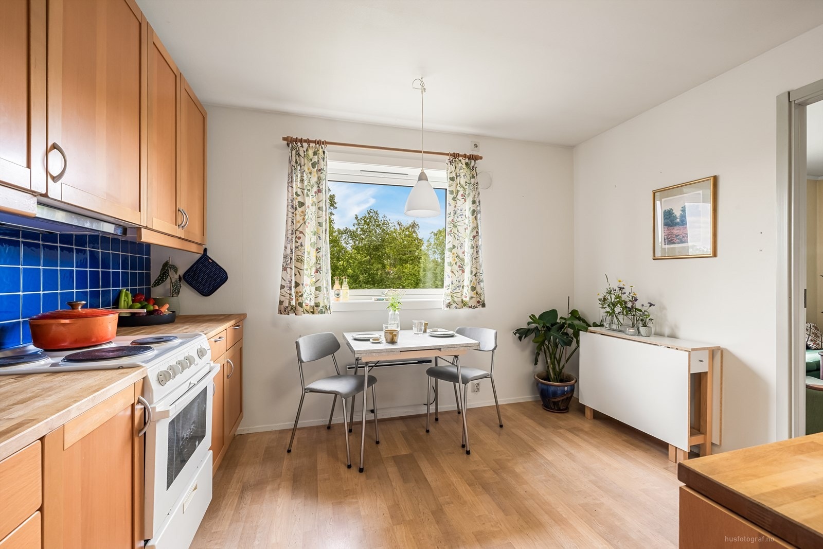 Kjøkkenet er pent og lettstelt hvor du kan nyte morgenkaffen ved spisebordet. Galleribilde