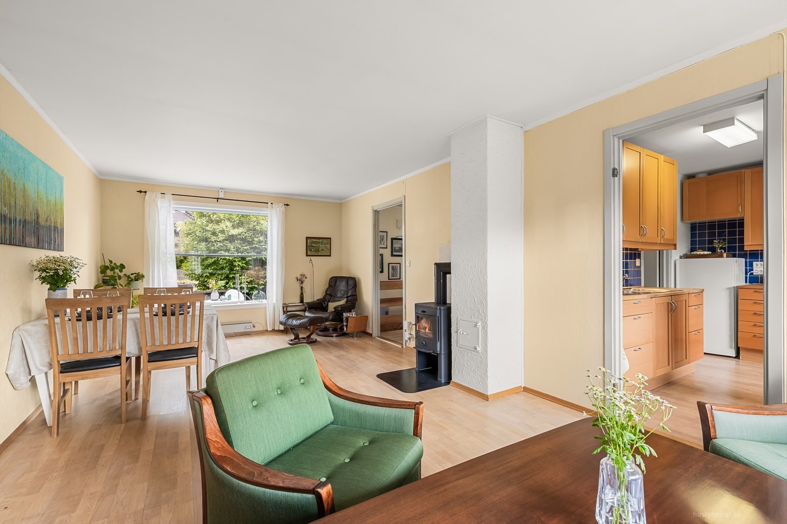 Romslig og åpen stue med god plass til både sofagruppe og spisebord. Galleribilde