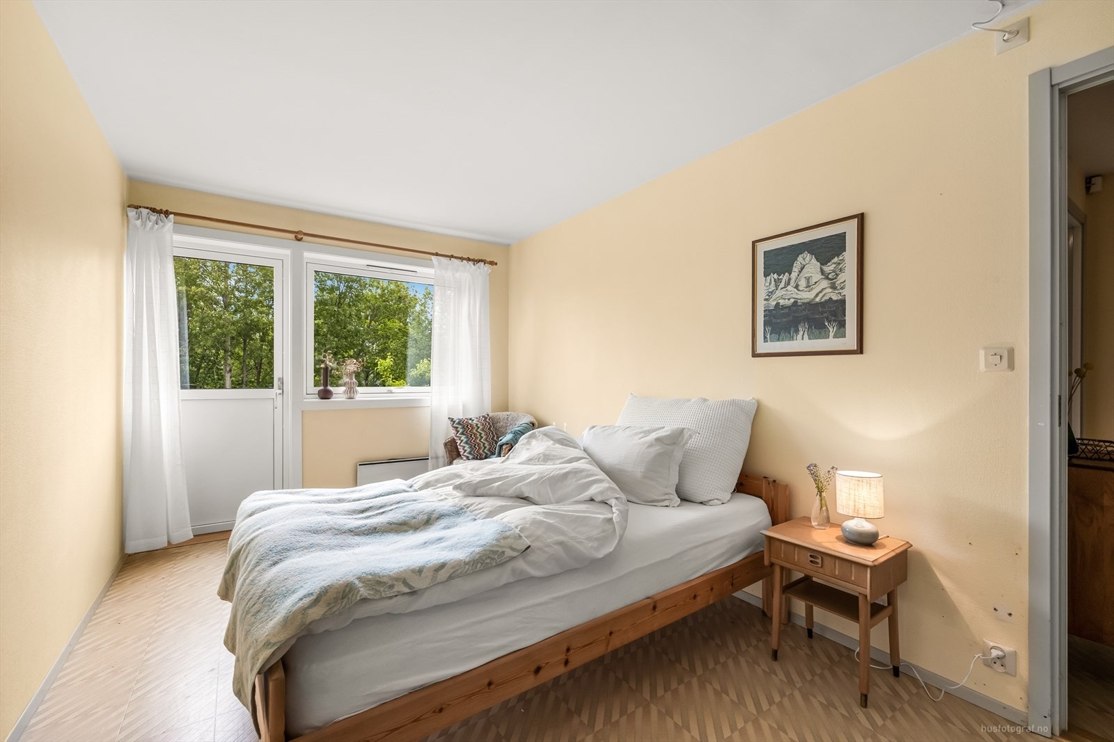 Soverom 1 med god plass til dobbeltseng og nattbord. Galleribilde