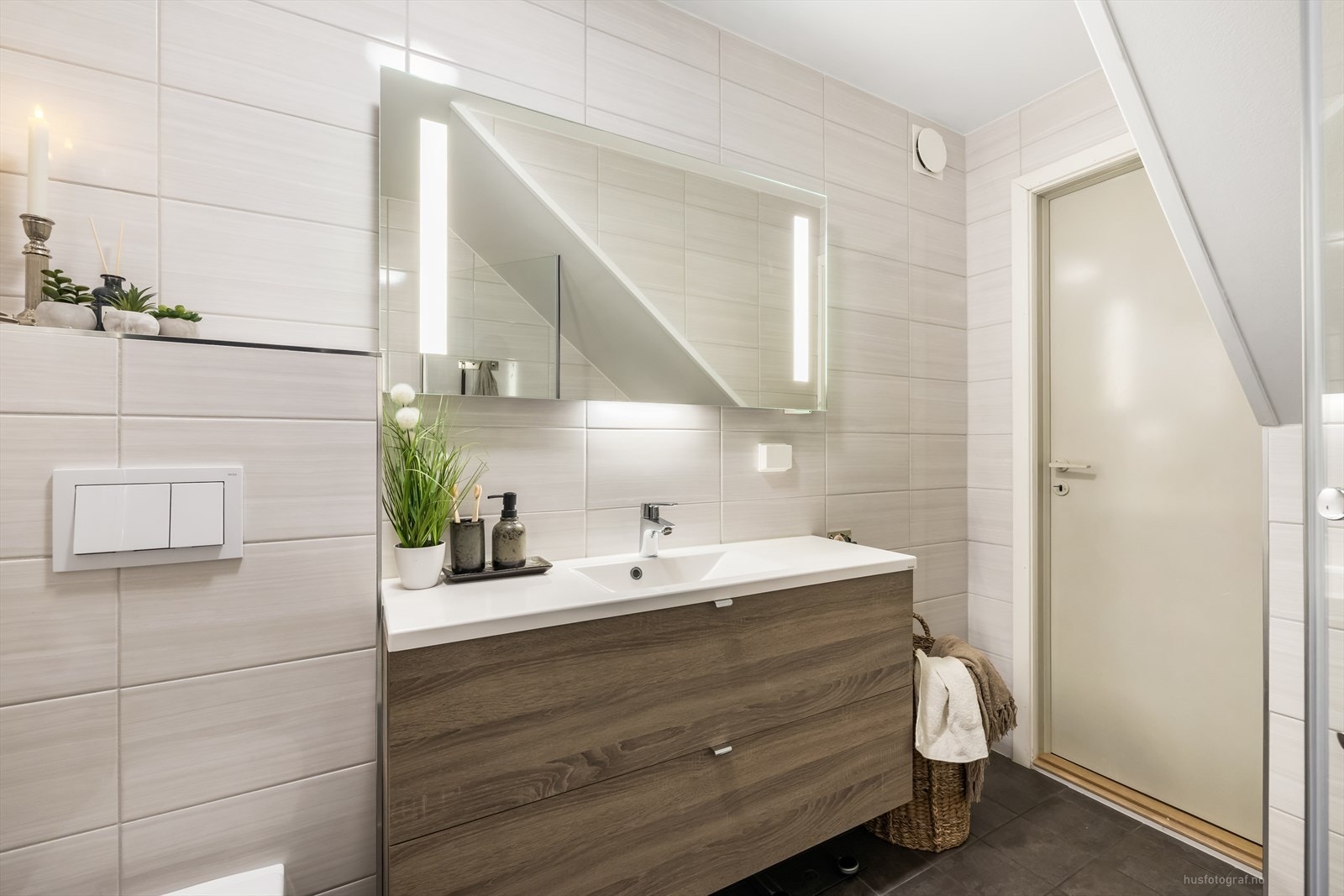 Lekkert bad med dusjhjørne og baderomsinnredning med speilskap. Galleribilde