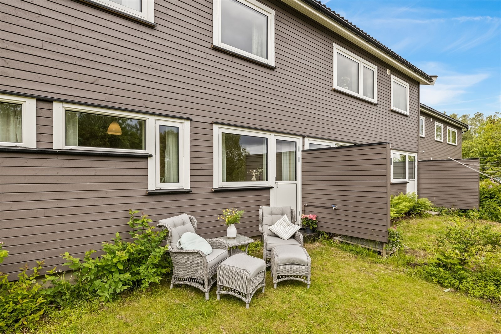 Fra soverommet er det adkomst ut til husets koselige hage. Galleribilde