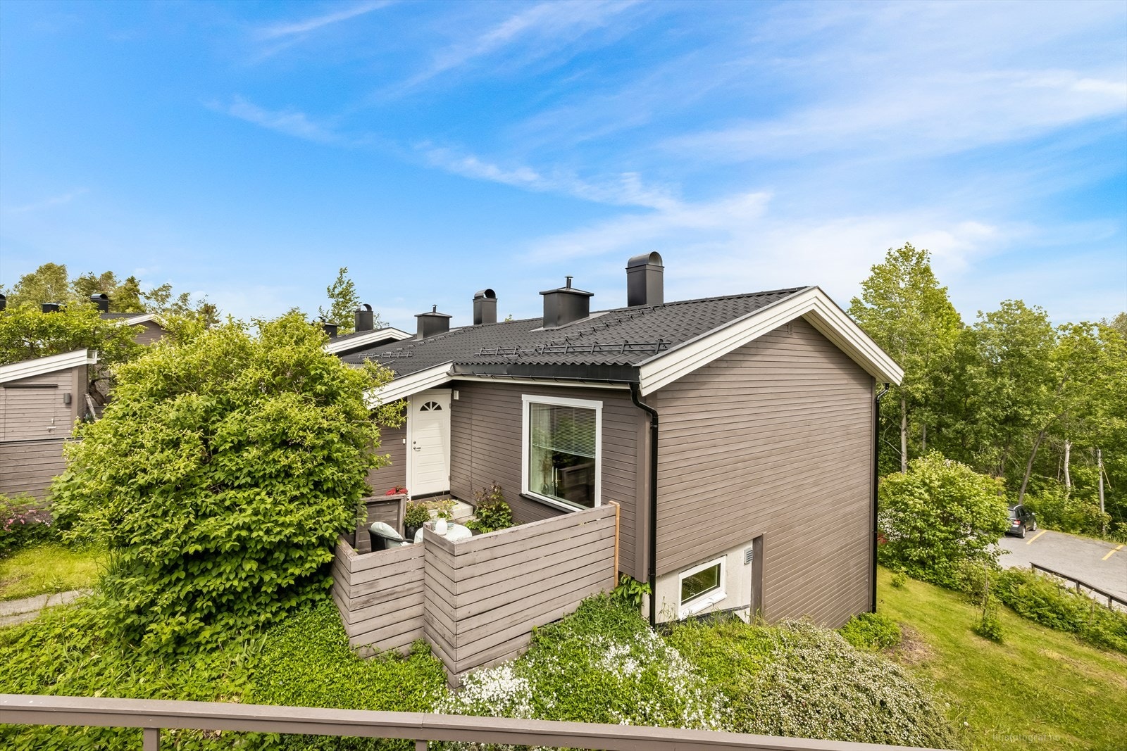 Inngangsparti med kort vei til marka med gode turmuligheter sommer som vinter. Galleribilde