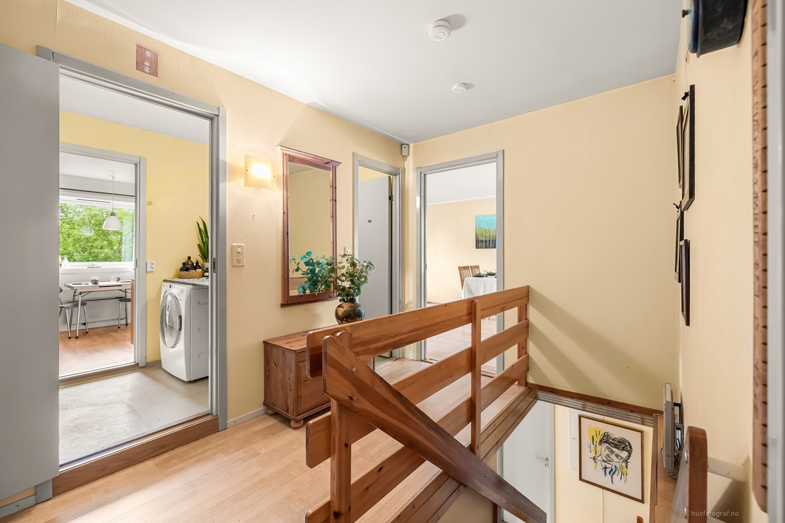 Fra gangen kan du enten gå til stue og kjøkkenavdeling, eller soveromsavdelingen en trapp ned. Galleribilde