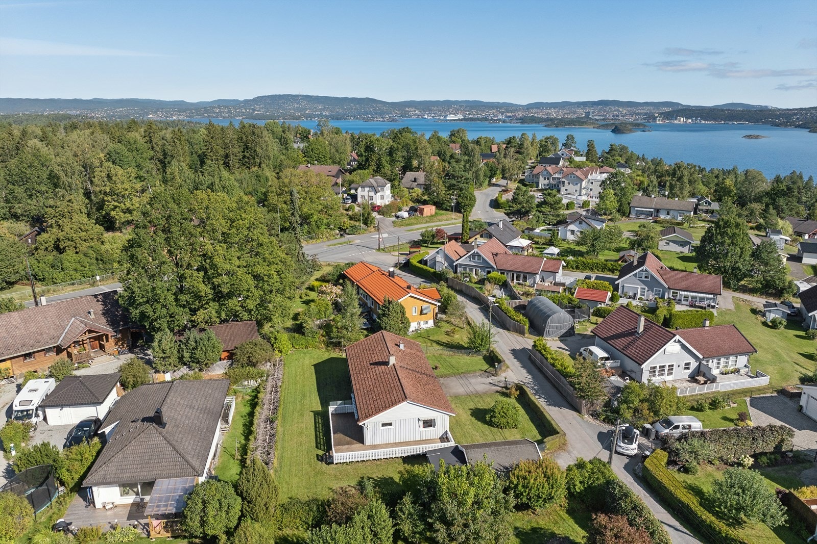 Det er også strand i gangavstand, samt kort vei til Hellviktangen med sitt flotte friområde med store gressletter, badestrand og svaberg. Galleribilde