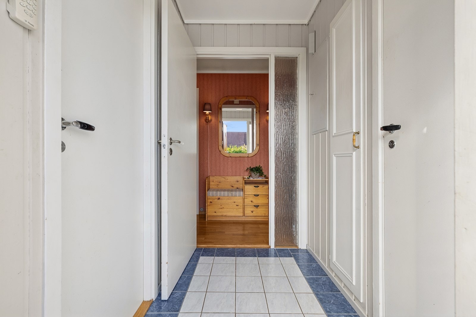 Velkommen inn! Entreen er flislagt med gulvvarme. Galleribilde