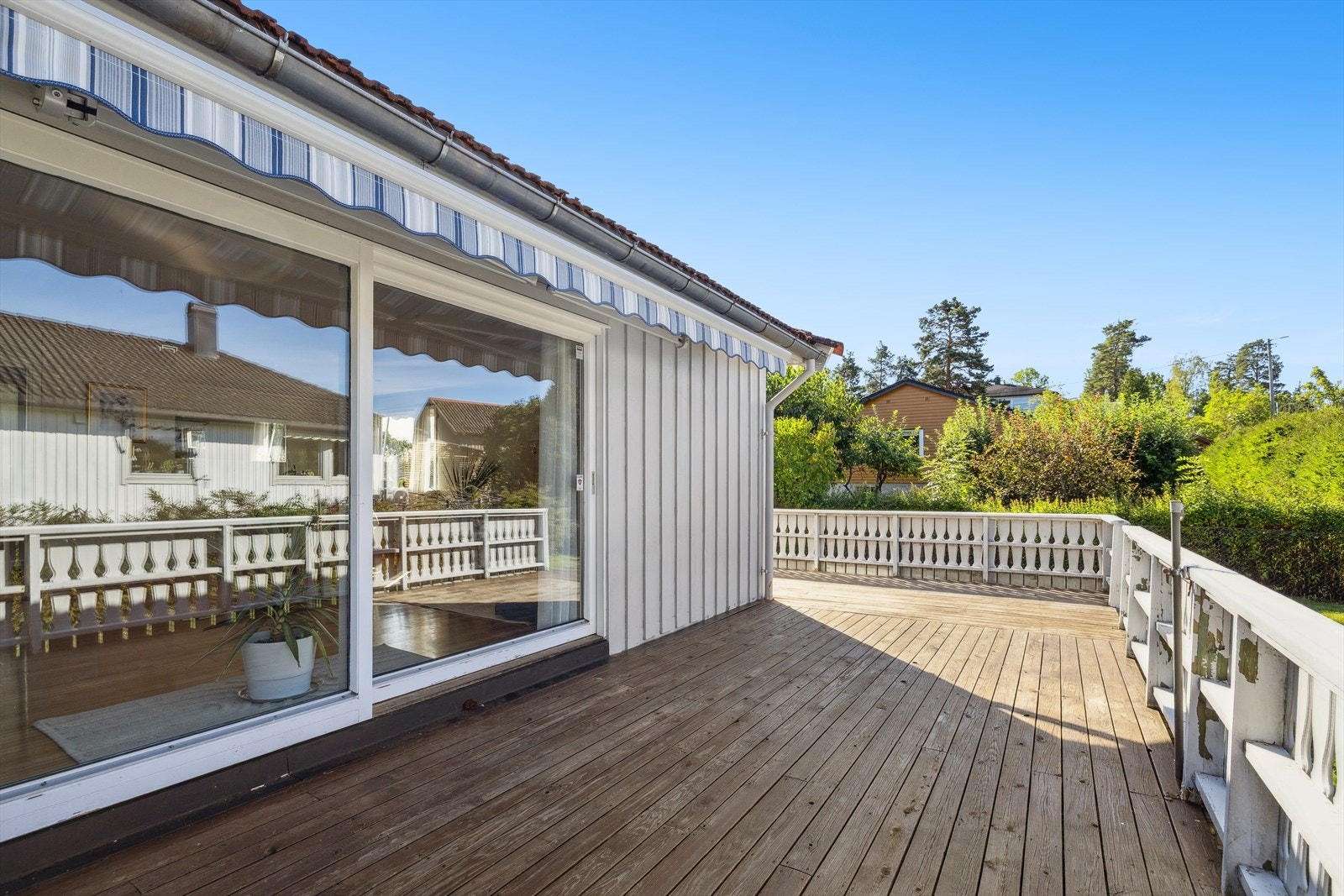 Utgang fra stuen til en stor terrasse og solrik hage! Terrassen har en sørvestvendt beliggenhet, som gir gode solforhold gjennom dagen og kvelden. Galleribilde