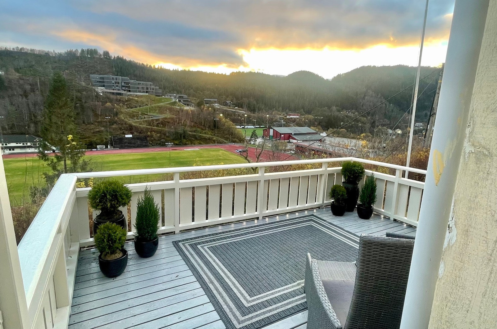 Fra stuen er det utgang til en solrik terrasse med flott utsikt over nærområdet. Terrassen måler 14,5 kvm. Galleribilde