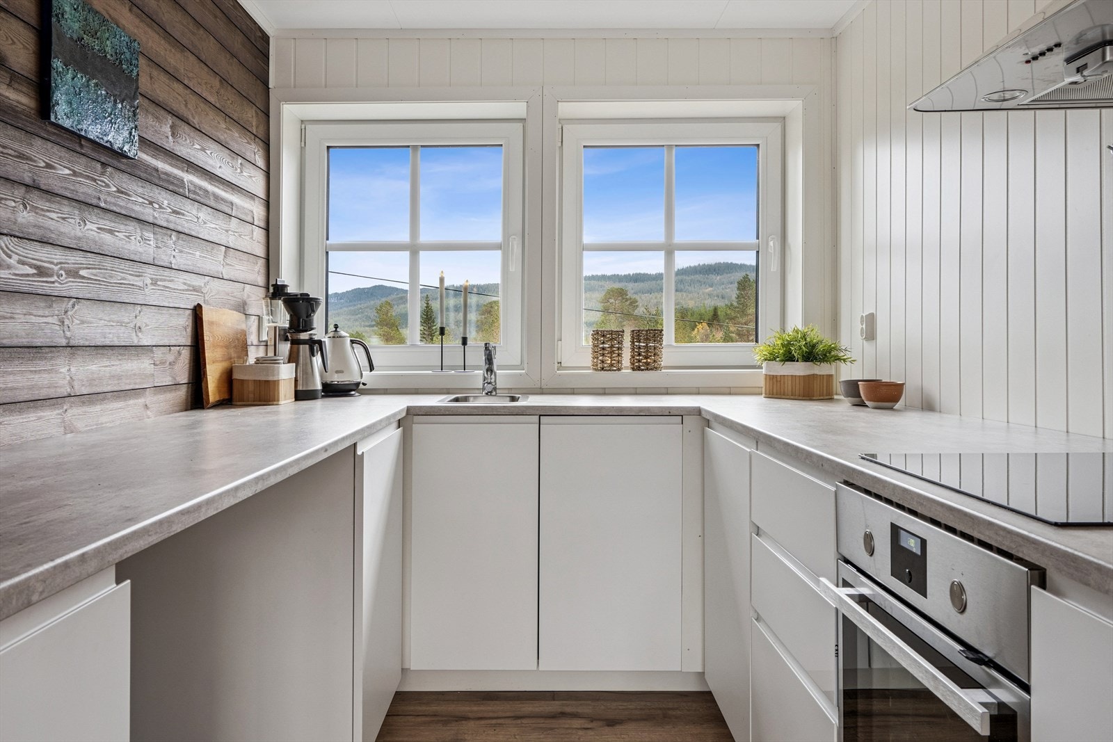 Det medfølger integrert oppvaskmaskin, komfyr og platetopp. Galleribilde