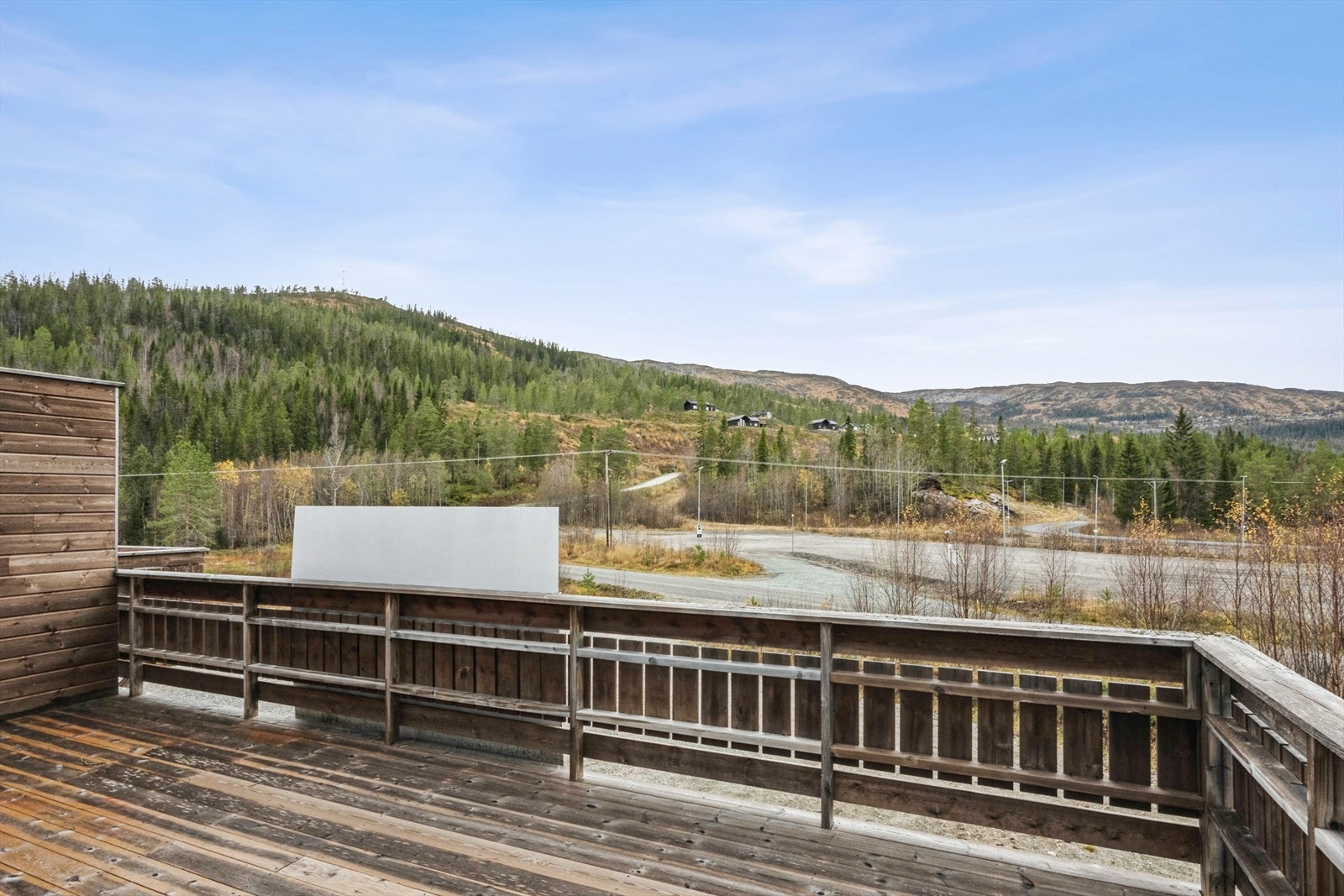 Her bor du like i nærheten til både skistadion på Bjørgan og Grong skisenter. Rett over på den andre siden er det kombinert lysløype og sykkelsti. Galleribilde