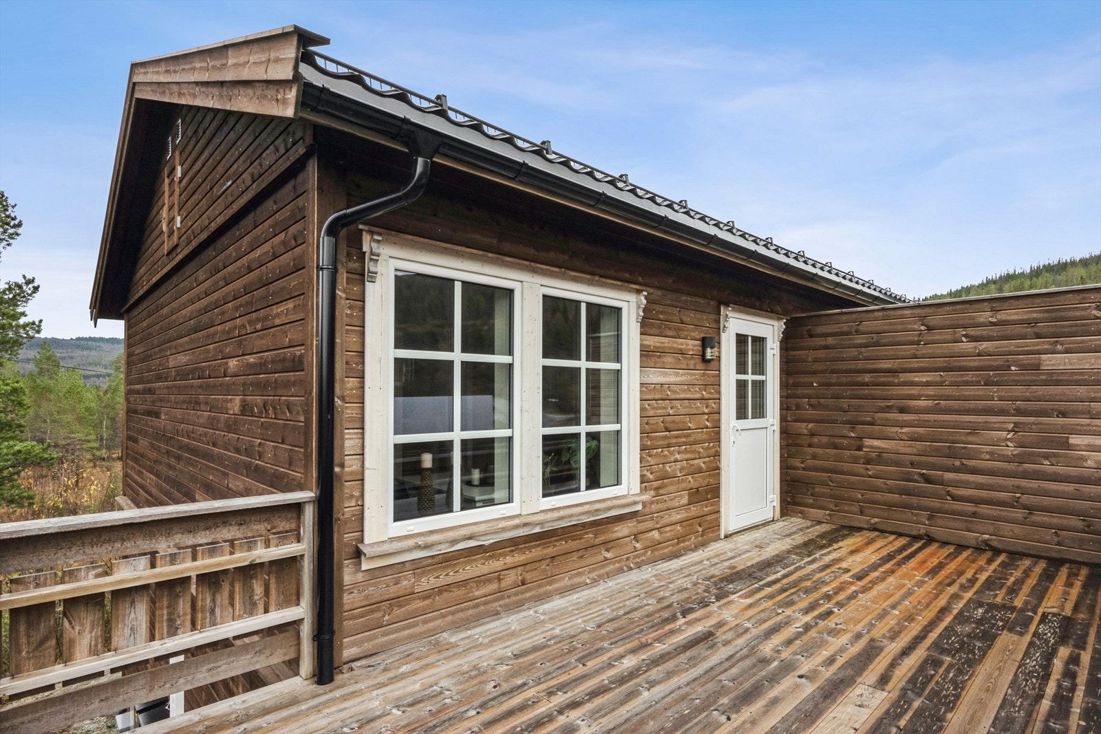 Terrasse på ca. 18 kvm med god plass til ønsket utemøblement. Galleribilde