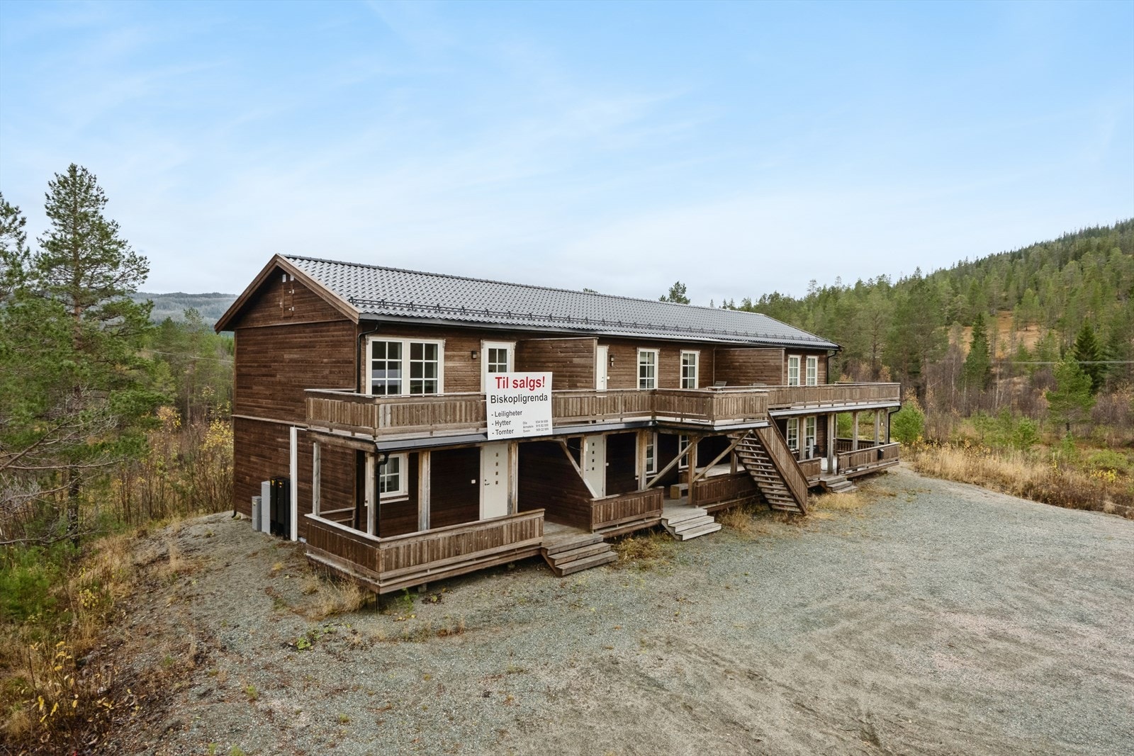 Leiligheten har flott beliggenhet ytterst i bygget. Leiligheten er den eneste i bygget som går over flere etasjer. Perfekt for å dele opp leiligheten i ulike soner. Galleribilde