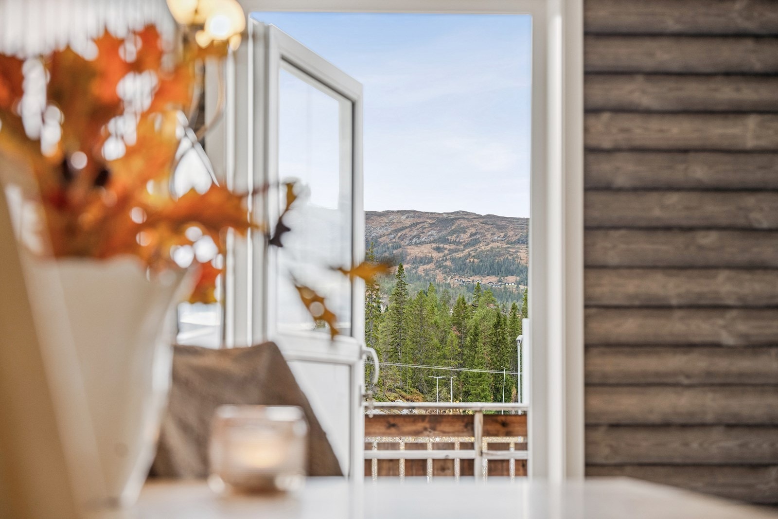 Fra stuen har man direkte utgang til en av boligens to terrasser. Galleribilde