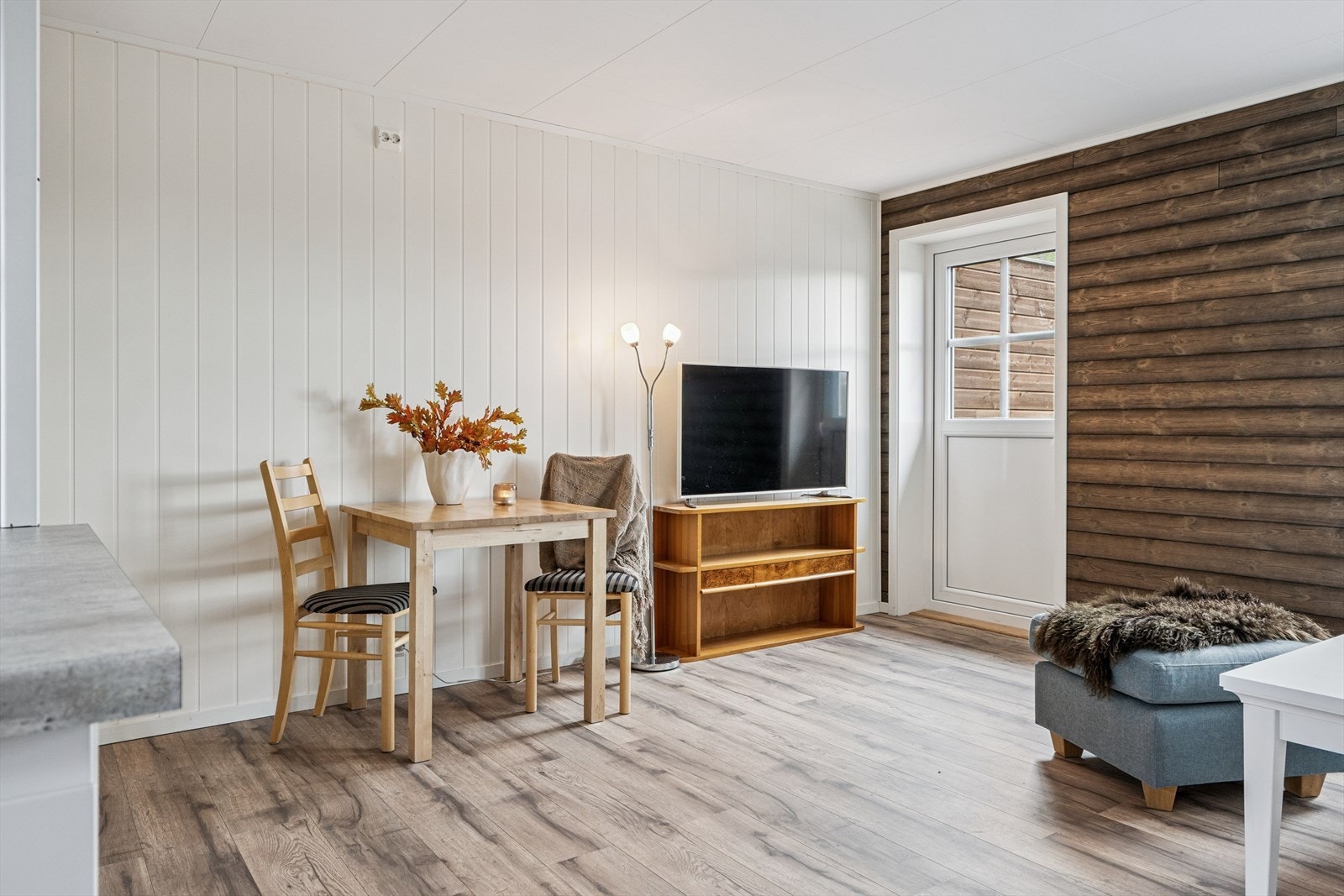 Innvendig er det lagt laminat på gulv og malte panelplater på vegger. Galleribilde