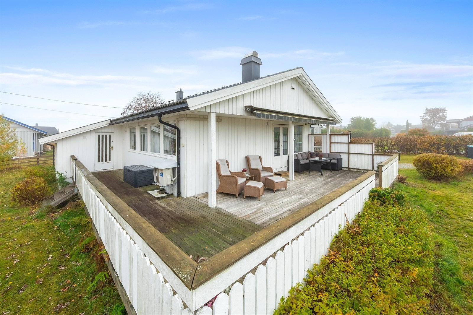 En del av terrassen er overbygget, noe som gir ly for vær og vind. Galleribilde