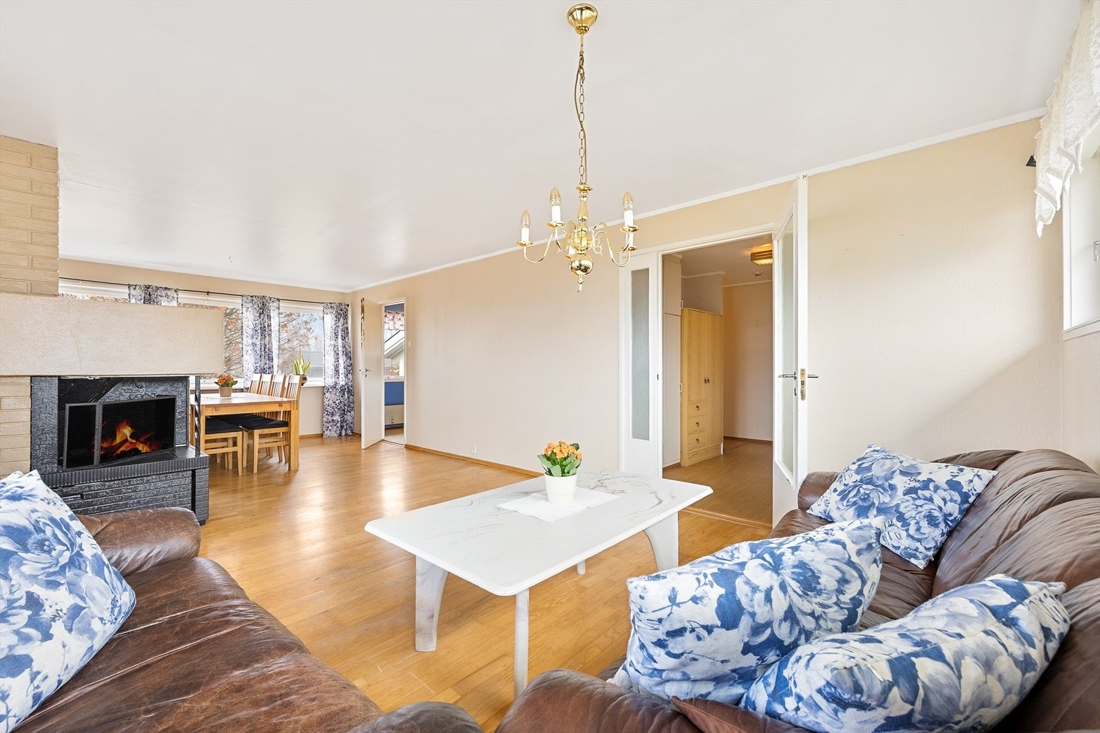 En sentralt plassert peis utgjør et naturlig midtpunkt i rommet. Galleribilde