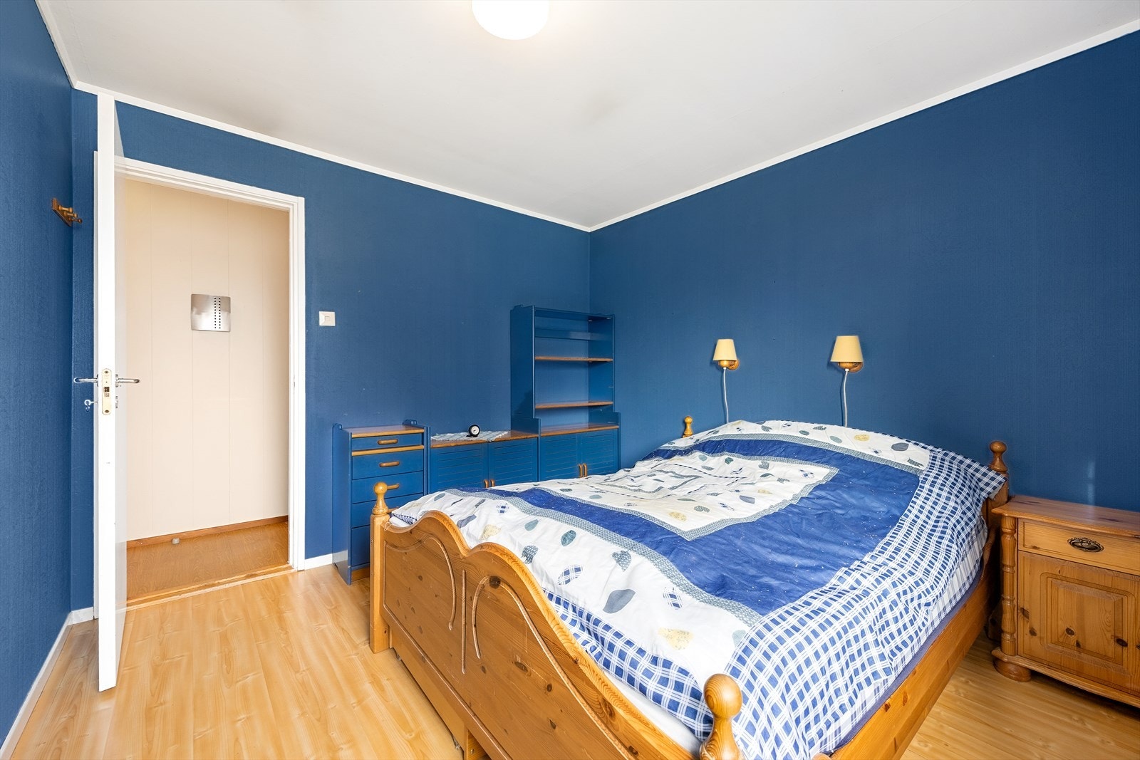 Soverommene har god plass til dobbeltseng, tilhørende nattbord og annet soveromsinteriør. Galleribilde