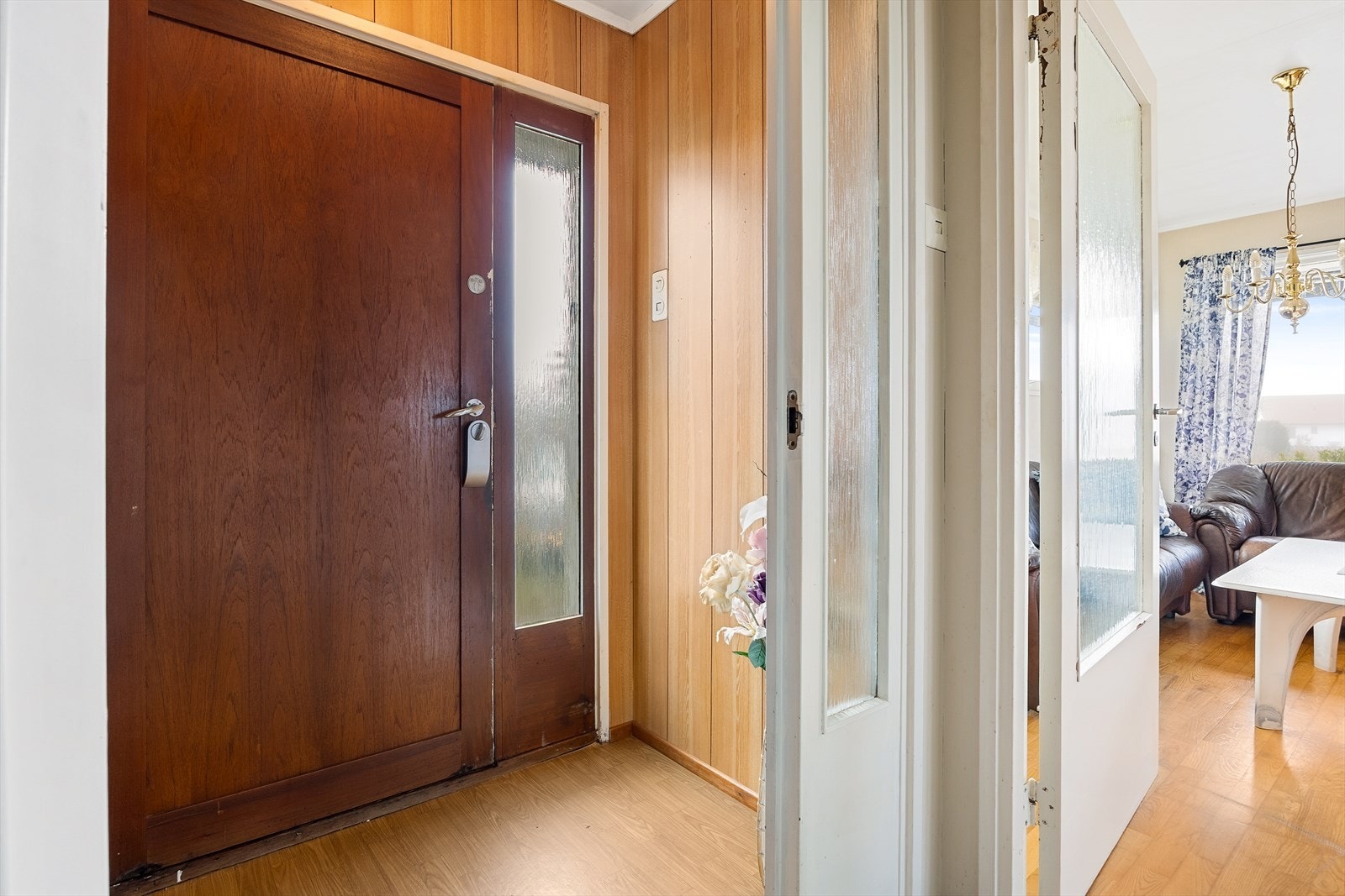 Lys entré med plass til oppheng av yttertøy og til å sette fra seg sko. Galleribilde