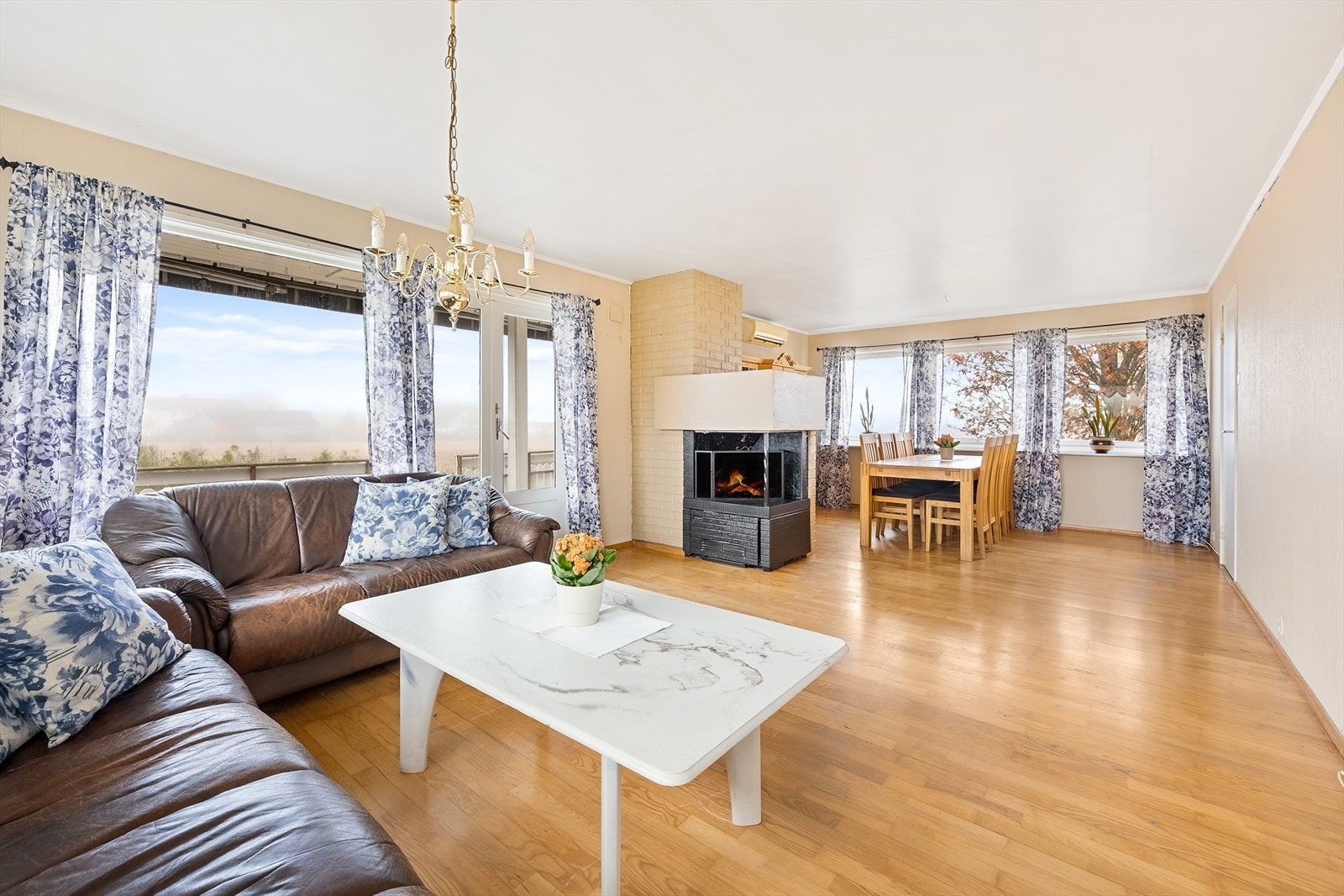 Gode vindusflater som slipper inn rikelig med naturlig lys. Galleribilde