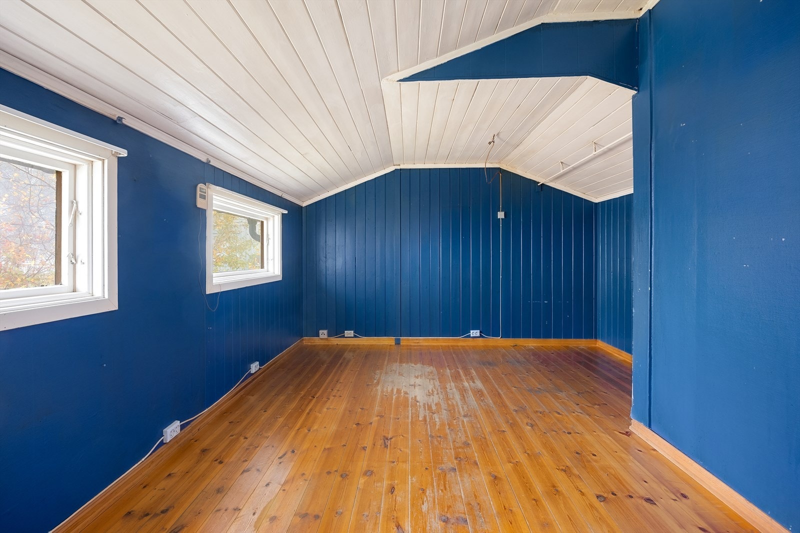 Opprinnelig redskap/brensel, matbod og kott for klær er slått sammen til et stort disp.rom. Galleribilde