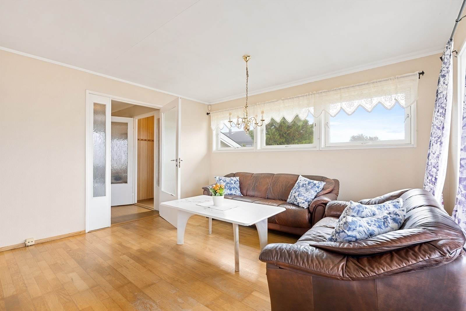 Stuen har god plass til sittegruppe og spiseavdeling. Galleribilde